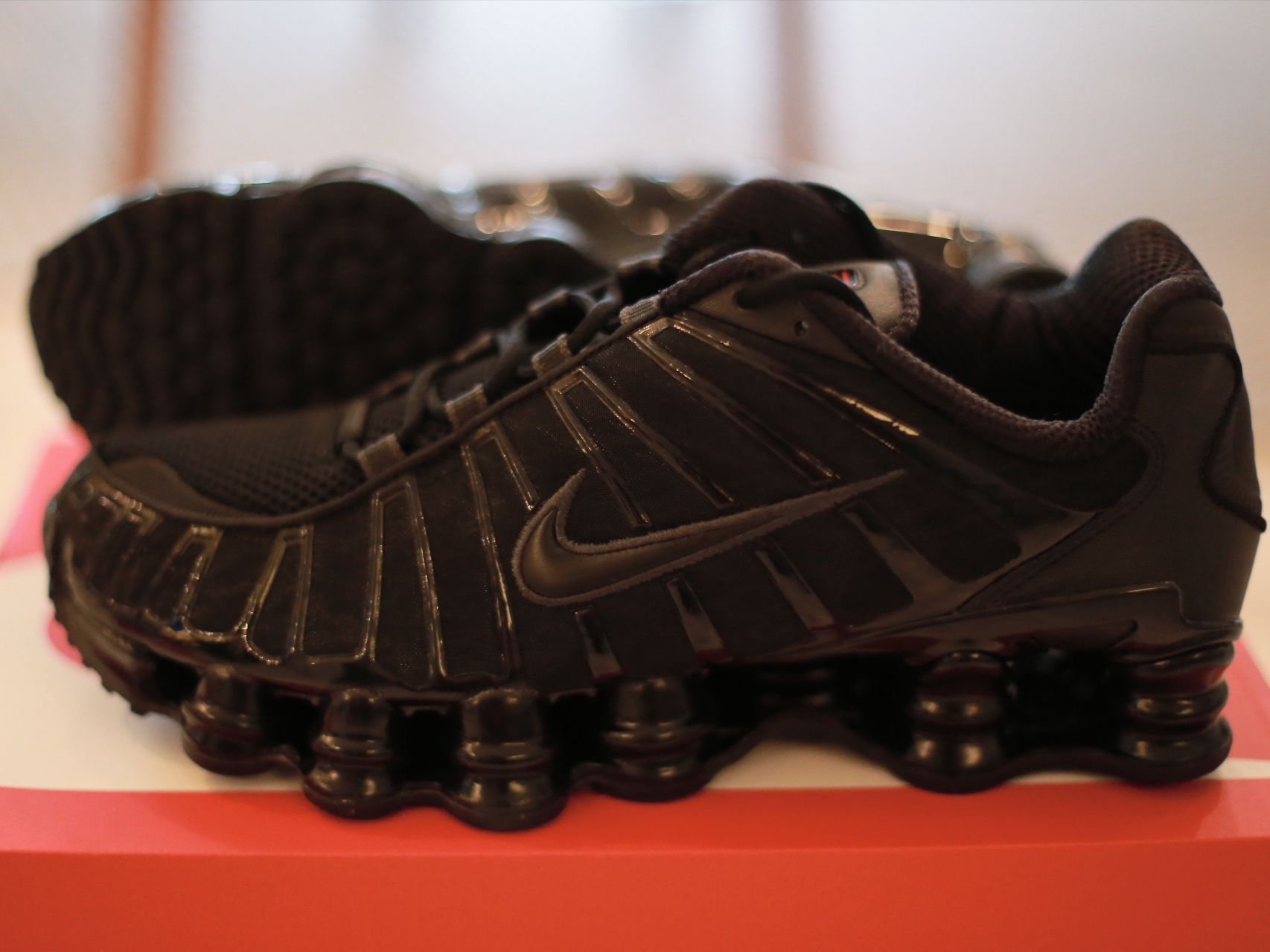 (W) Nike Shox TL Black and Max Orange 착용 스타일 - 4