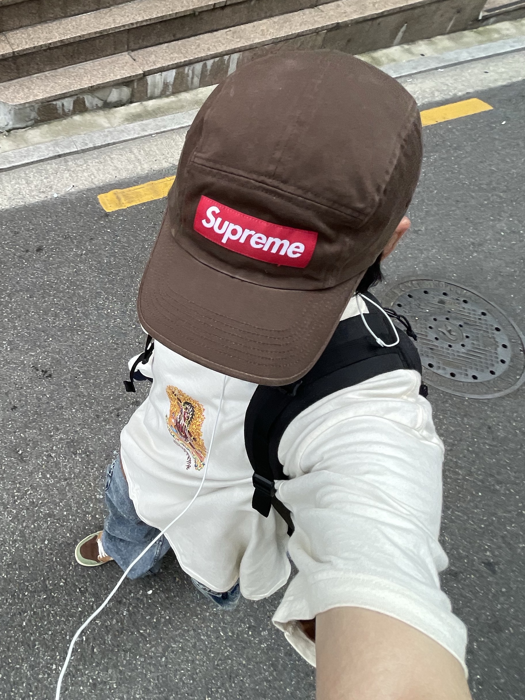 Jordan 1 x Zion Williamson Retro Low OG Flax and Oil Green, Supreme Person T-Shirt Natural - 22SS 착용 스타일 - 3