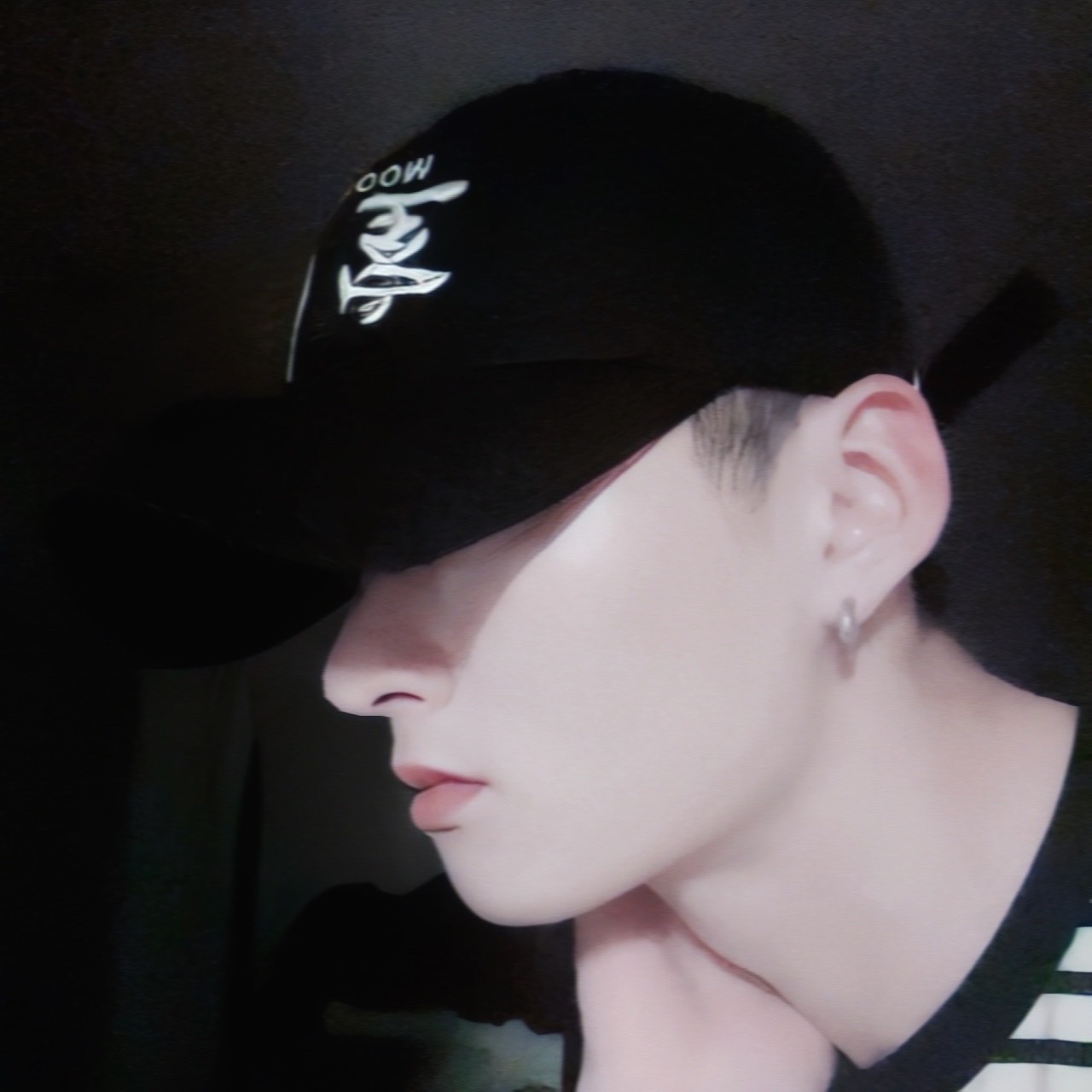Darkr8m Studio Upside Down Silver Logo Cap 착용 스타일