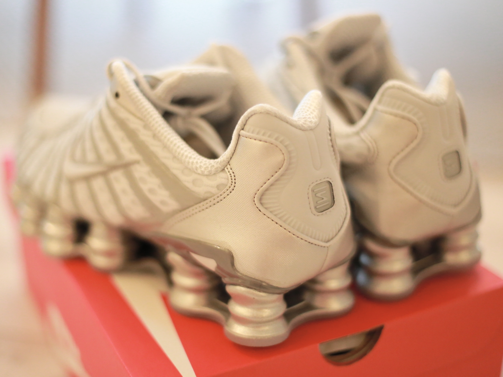 (W) Nike Shox TL Pure Platinum and Metallic Silver 착용 스타일 - 3