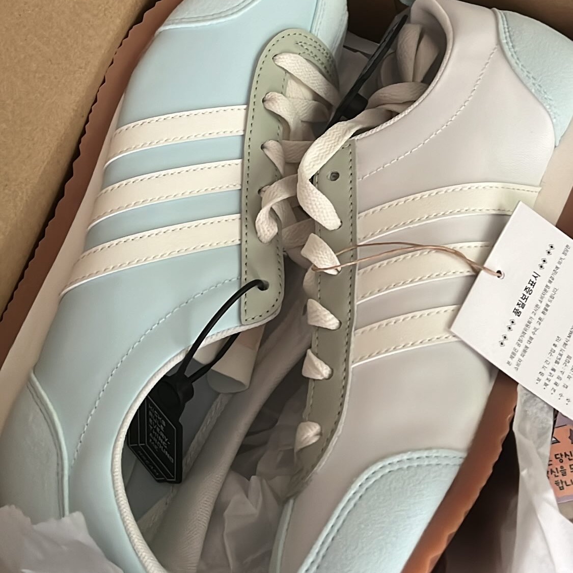 Adidas VS Jog 2.0 Almost Blue Off White 착용 스타일 - 1
