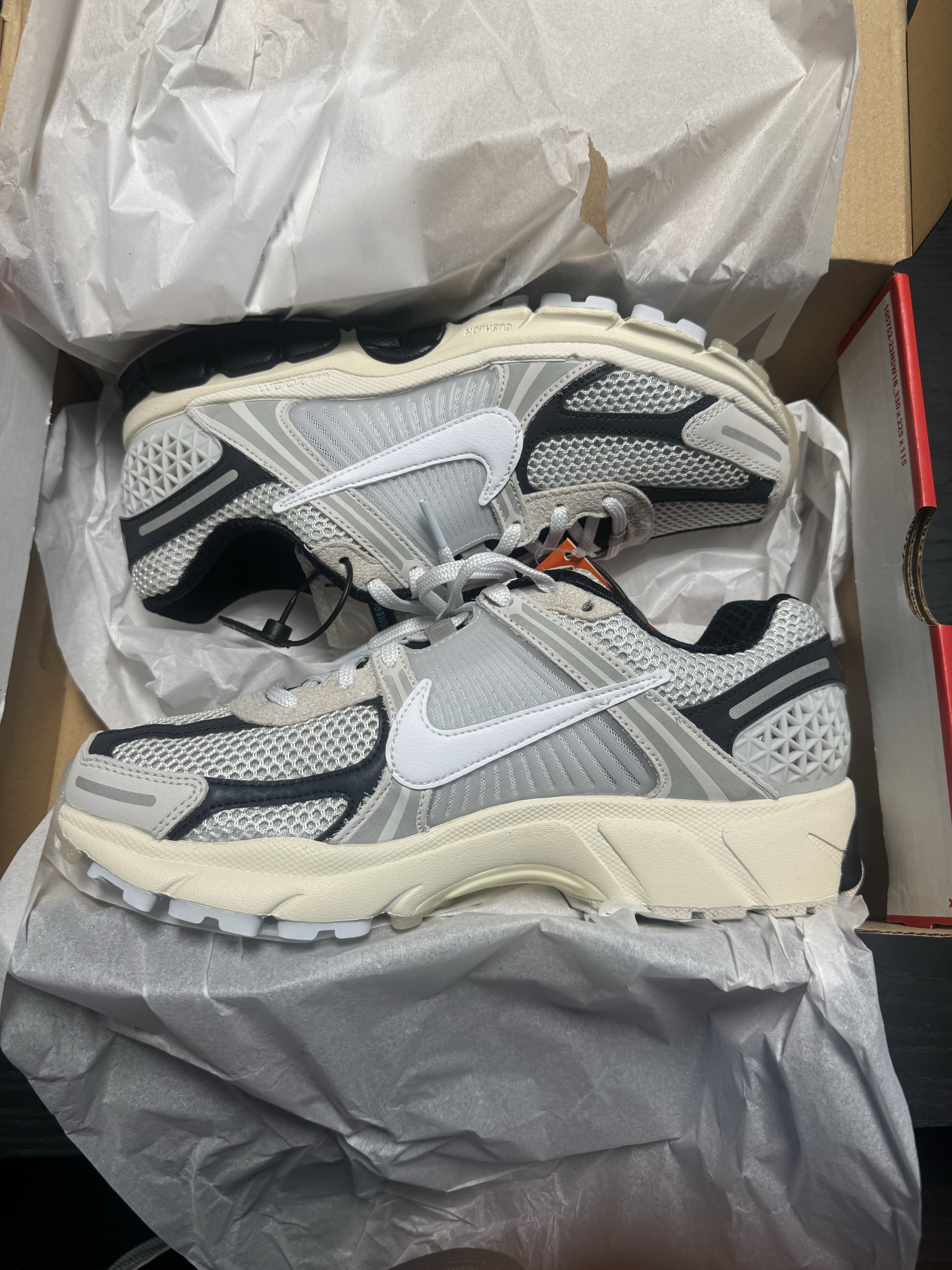 Nike Zoom Vomero 5 Light Bone and Black 착용 스타일