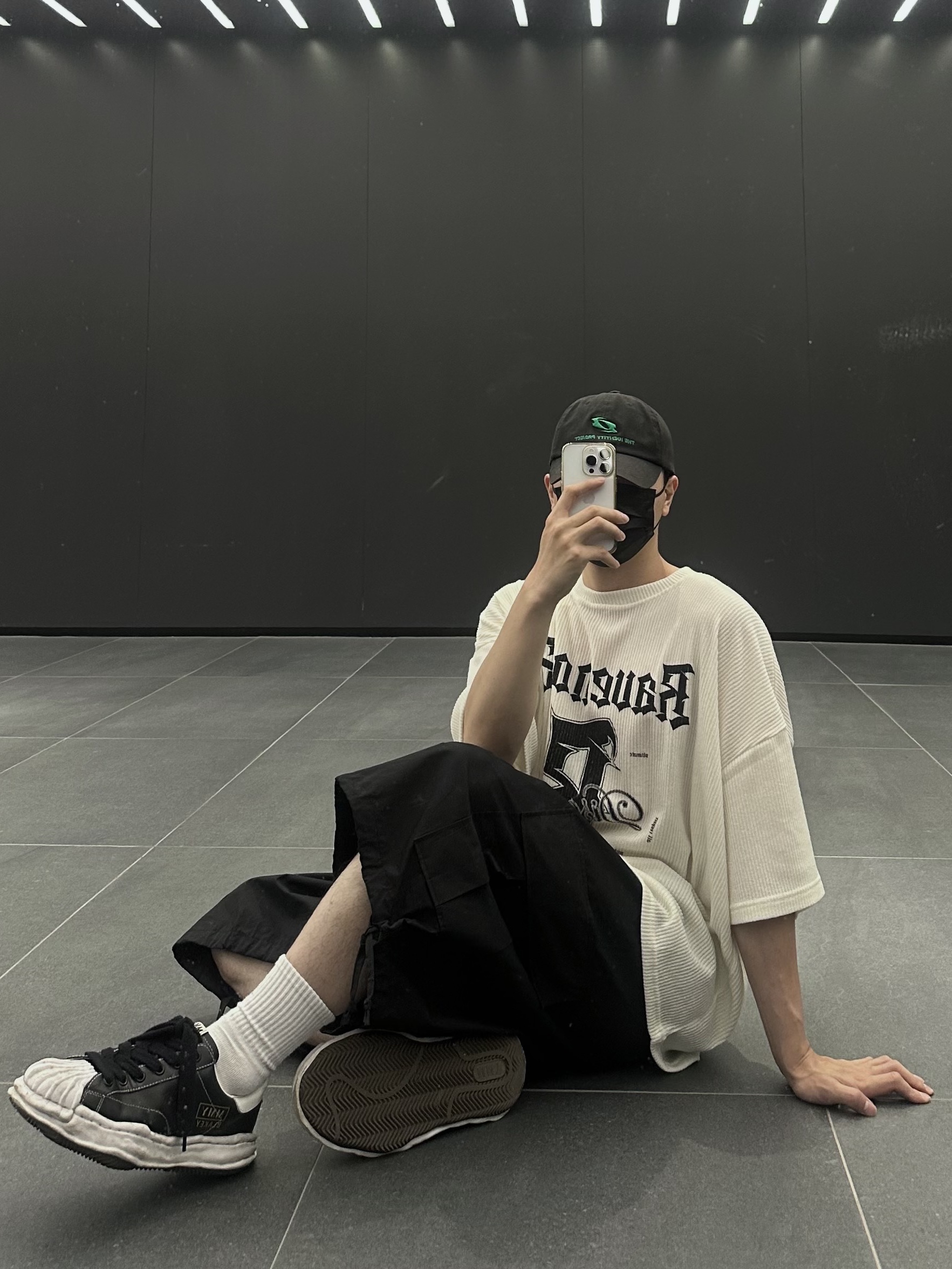 Maison Mihara Yasuhiro Blakey OG Sole Canvas Low-top Sneakers Black White, Maison Mihara Yasuhiro Blakey OG Sole Leather Low-top Sneakers Black 착용 스타일 - 4