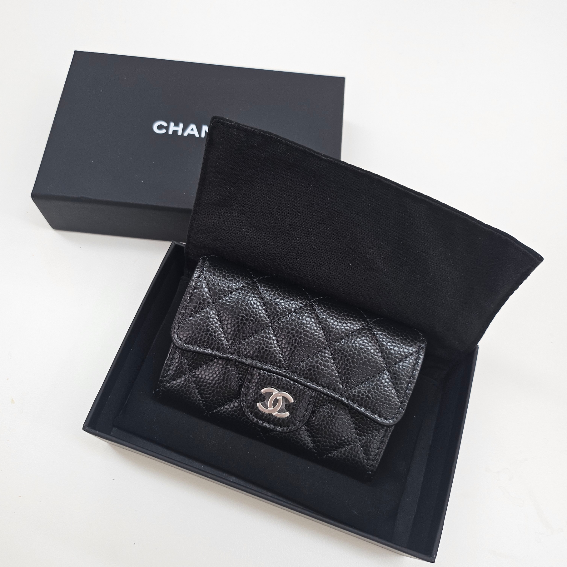 Chanel Classic Card Holder Grained Calfskin & Silver Black 착용 스타일