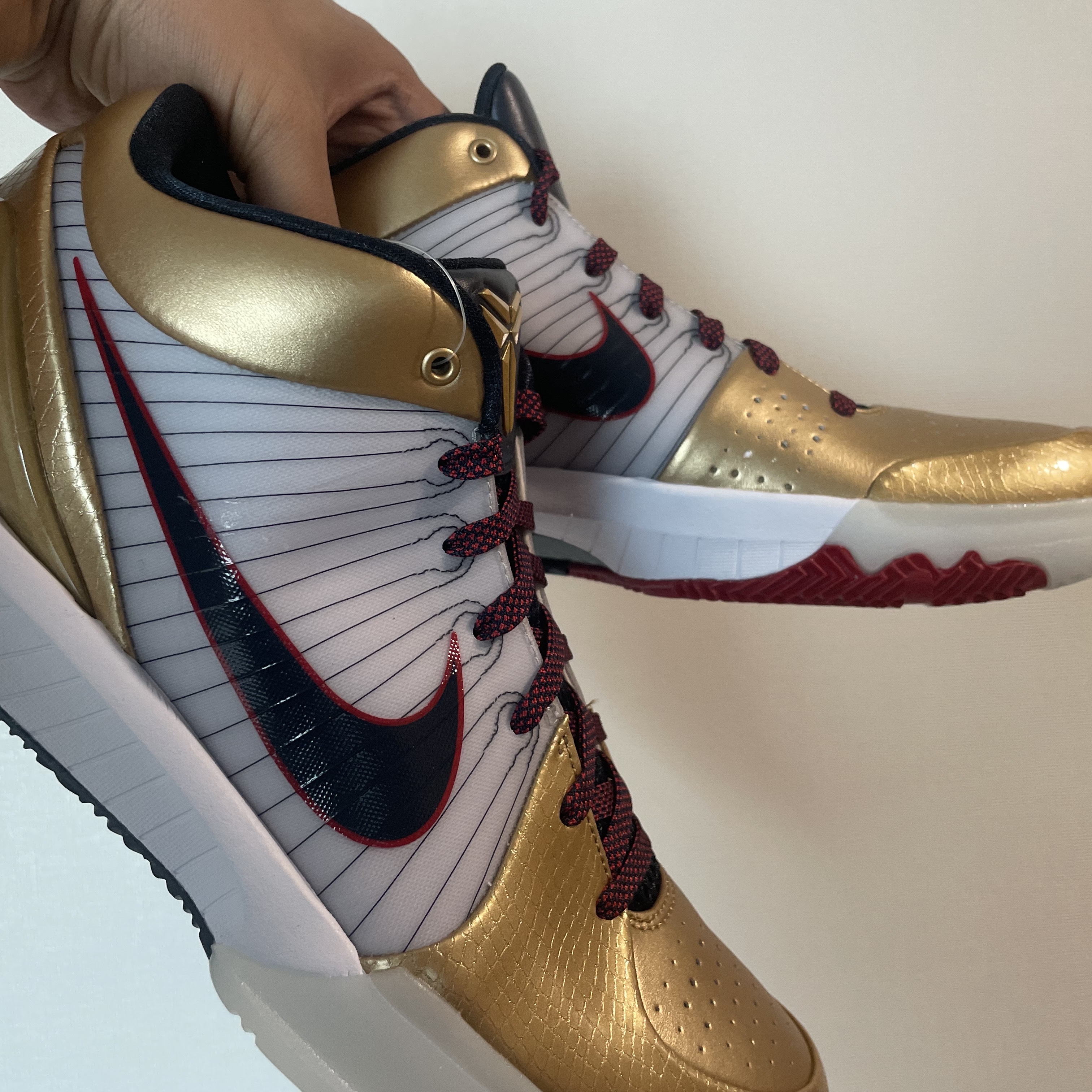 Nike Kobe 4 Protro Metallic Gold and Dark Obsidian 착용 스타일 - 3
