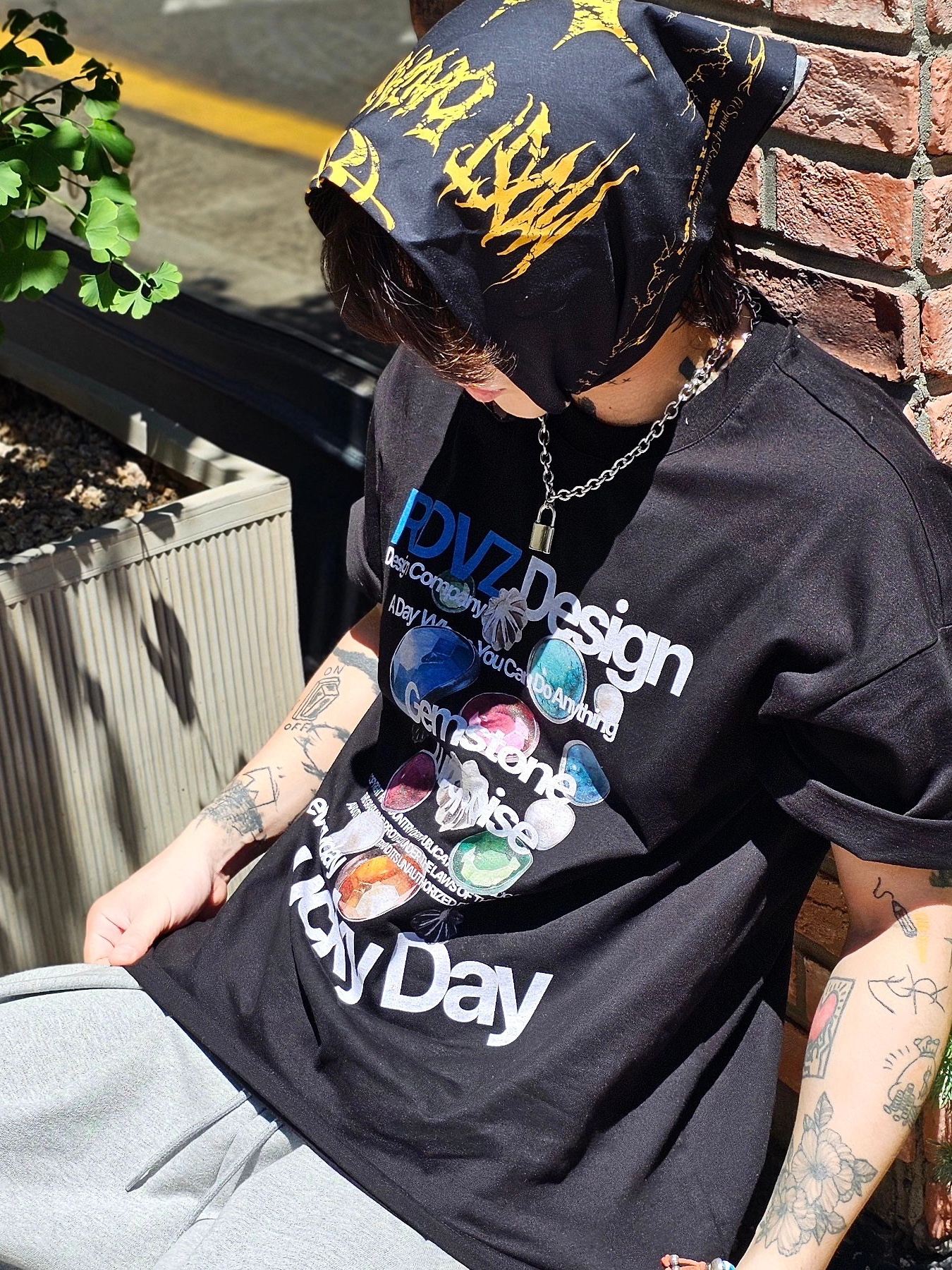 RDVZ Gemstone Printed T-Shirt Black 착용 스타일 - 2