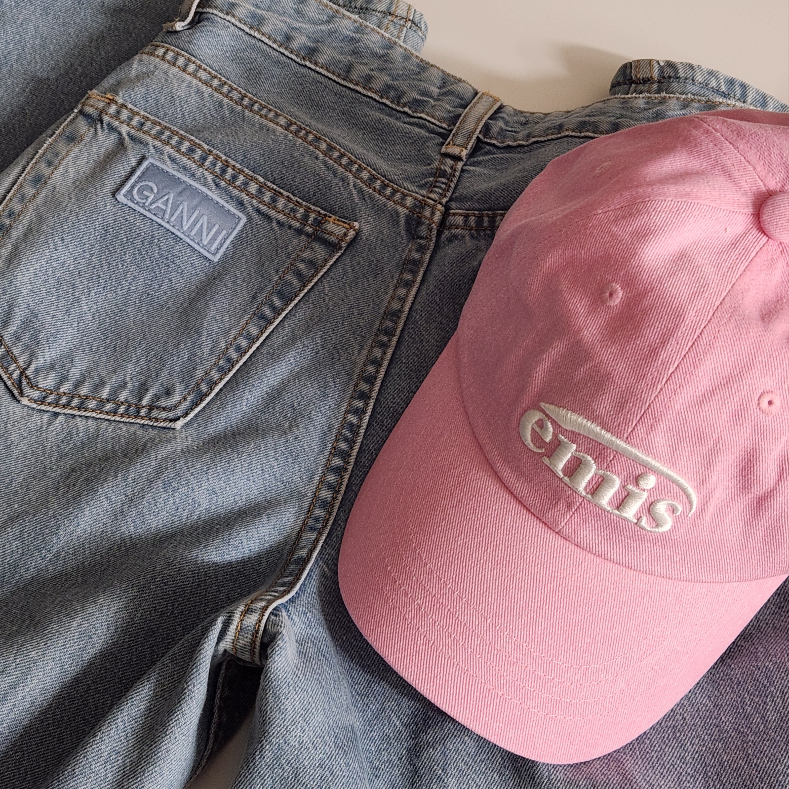 (W) Ganni Figni Jeans Light Blue Vintage, Emis New Logo Pigment Ball Cap Pink 착용 스타일