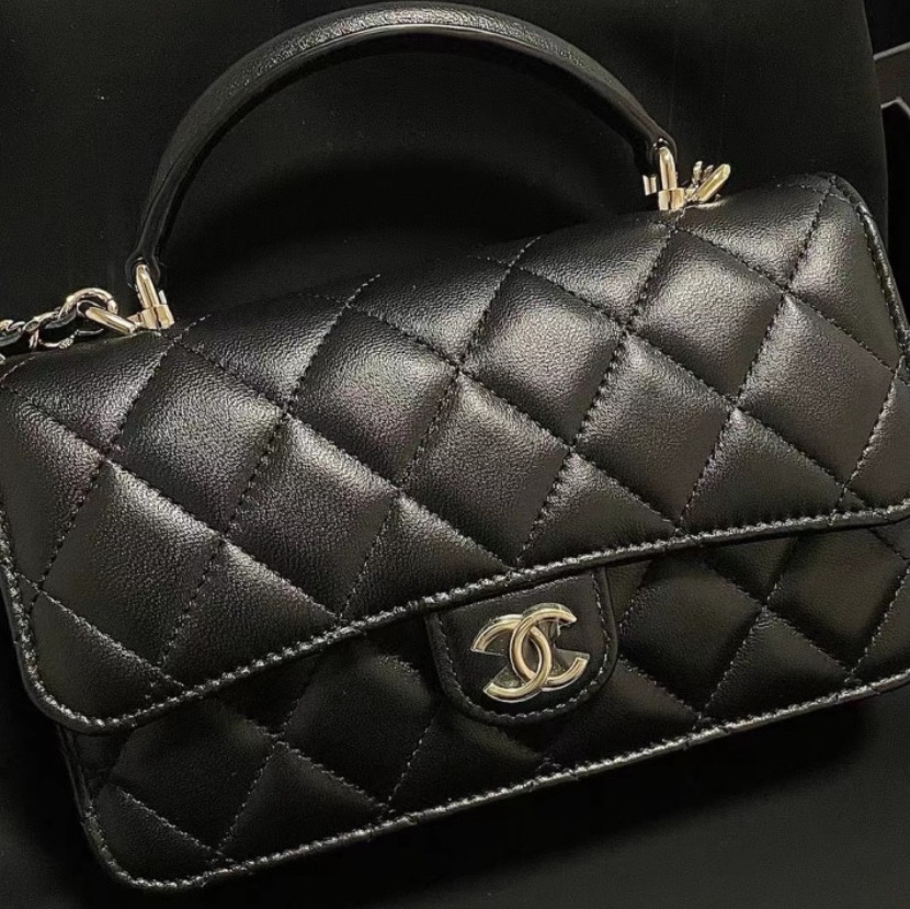 Chanel Flap Phone Holder with Chain Lambskin & Gold Black 착용 스타일 - 2