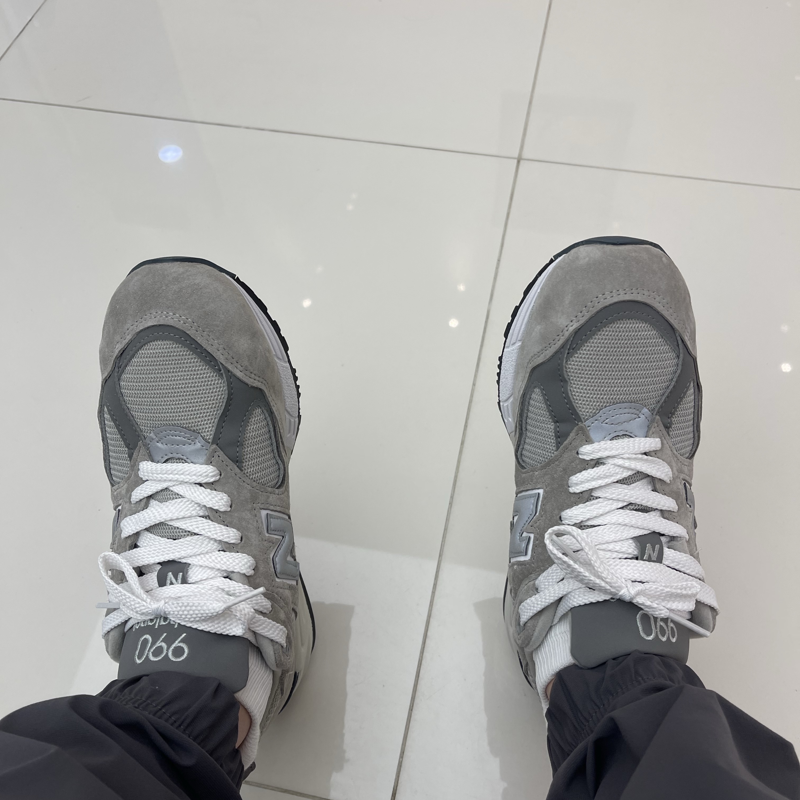 New Balance 990v2 Made in USA Grey 착용 스타일 - 1