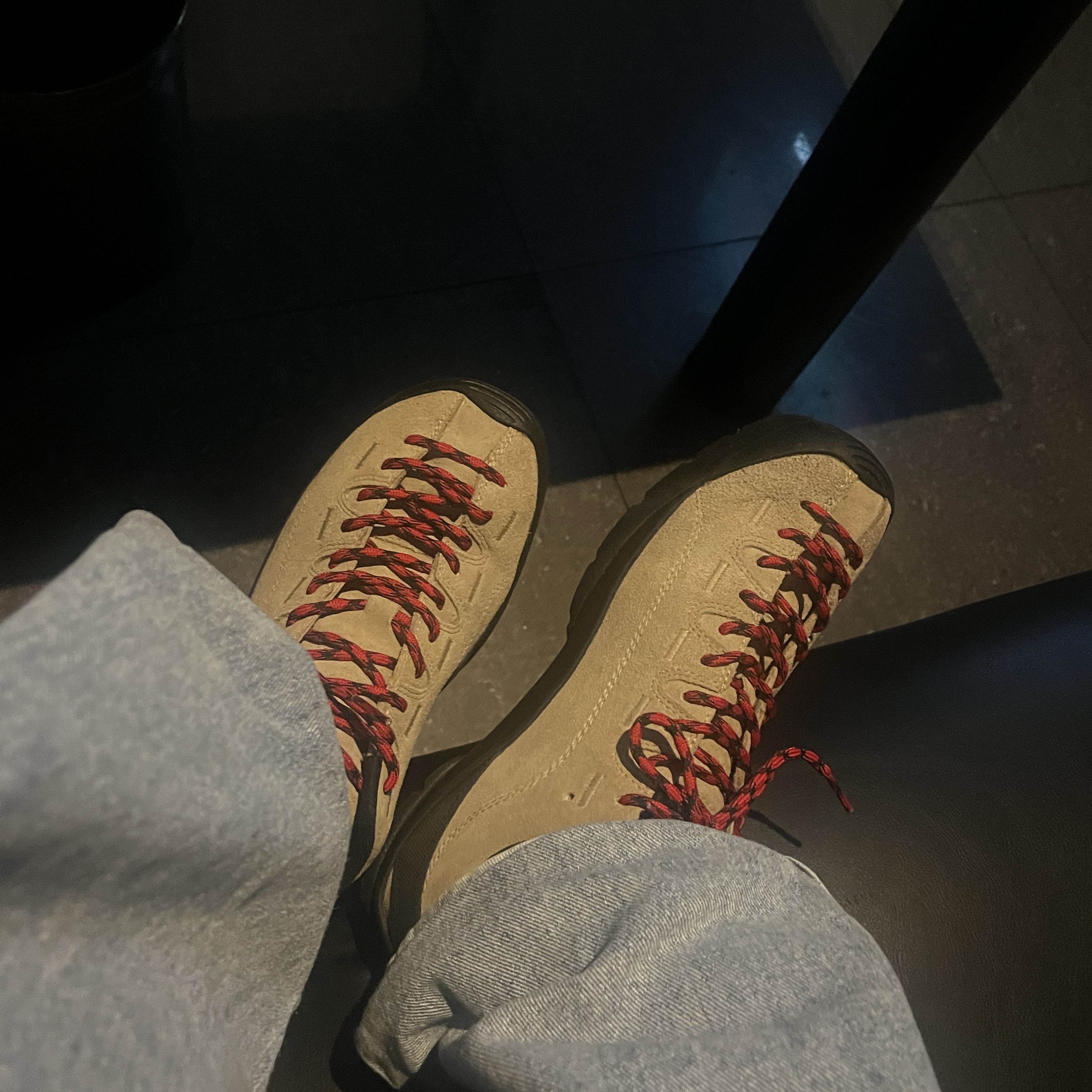 Keen Jasper Suede Sneakers Silver Mink 착용 스타일