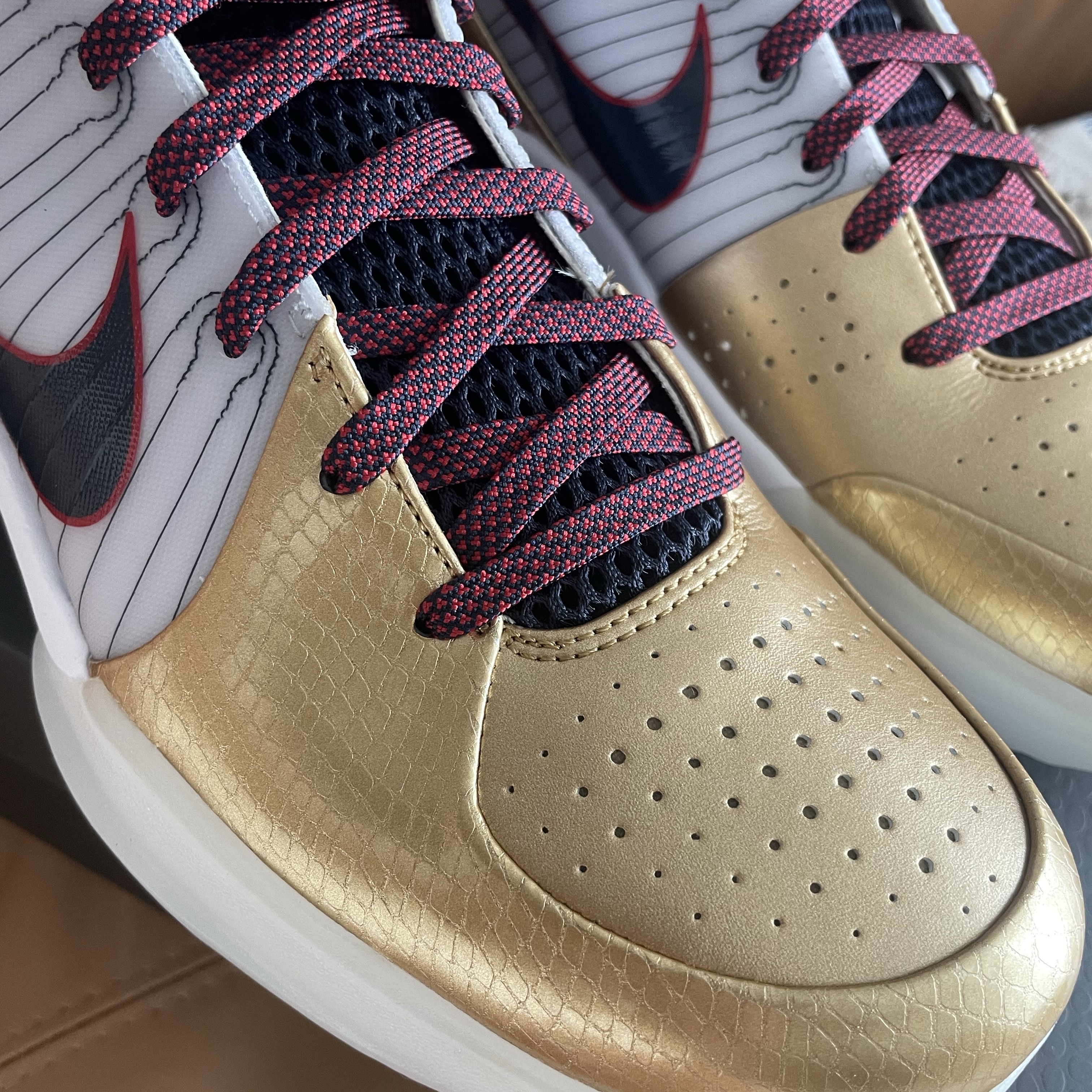 Nike Kobe 4 Protro Metallic Gold and Dark Obsidian 착용 스타일 - 2