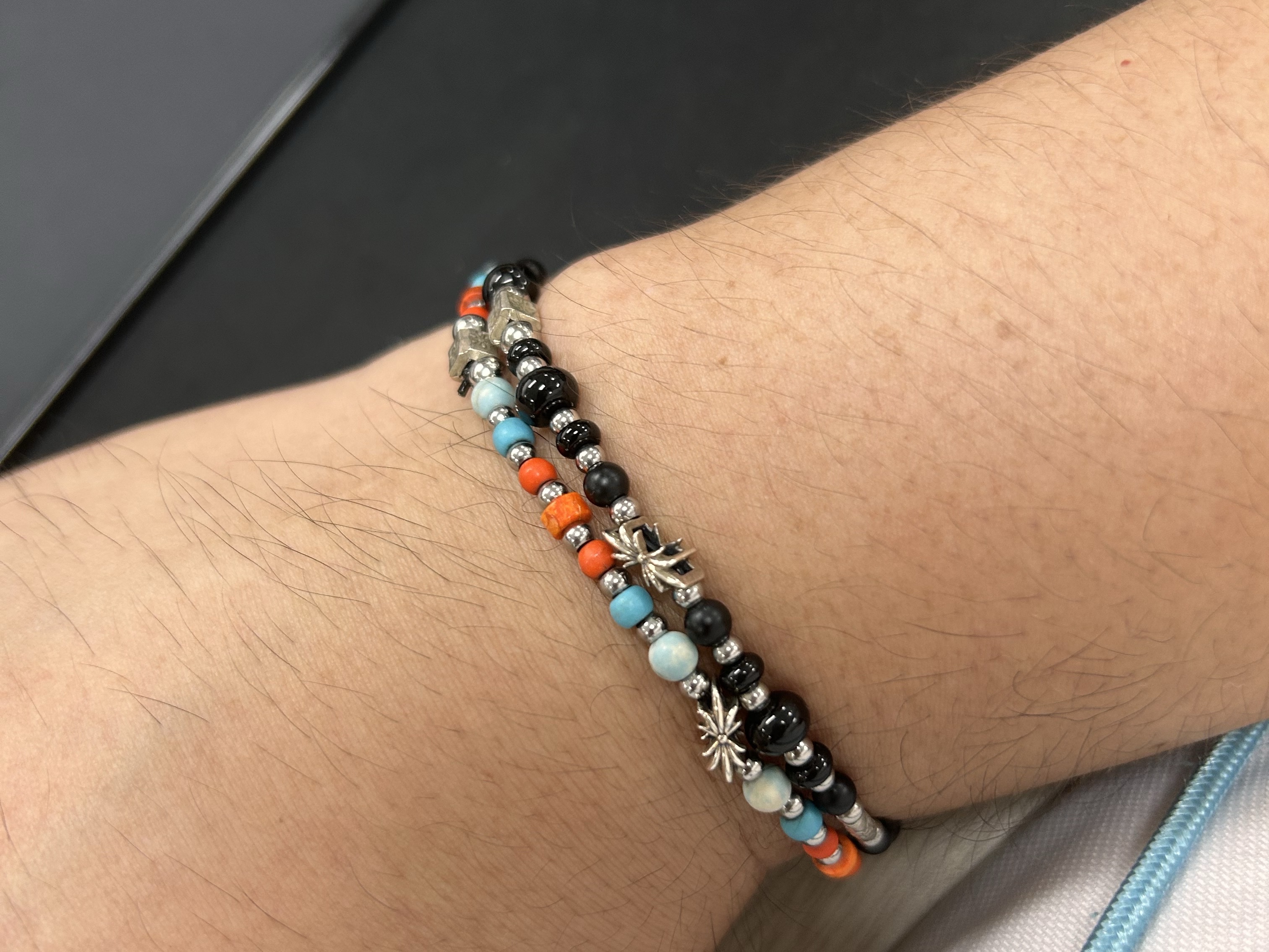 Scudo Snow White Ice Pearl Beads Bracelet 착용 스타일