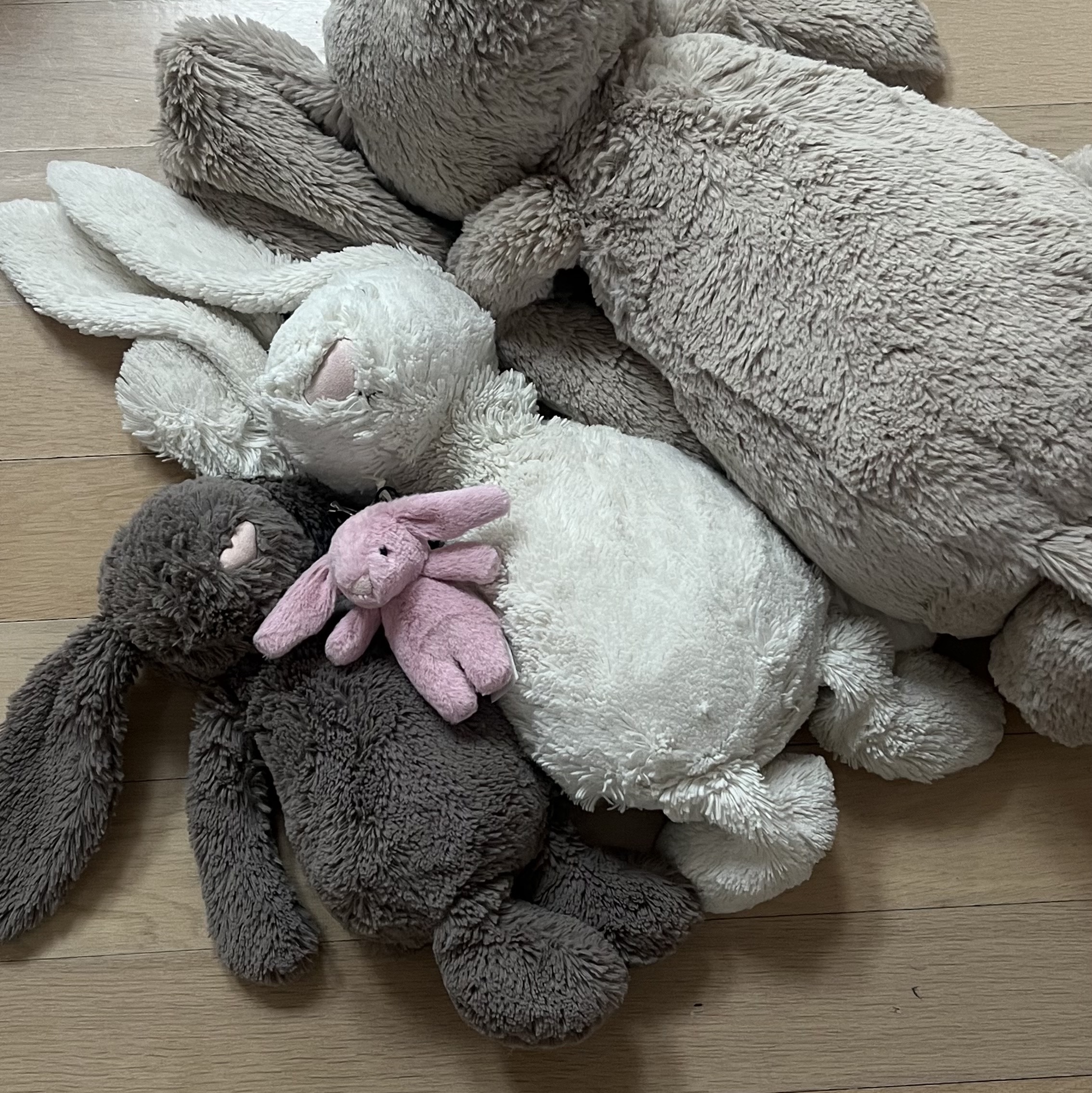 Jellycat Bashful Bunny Bag Charm Tulip 착용 스타일