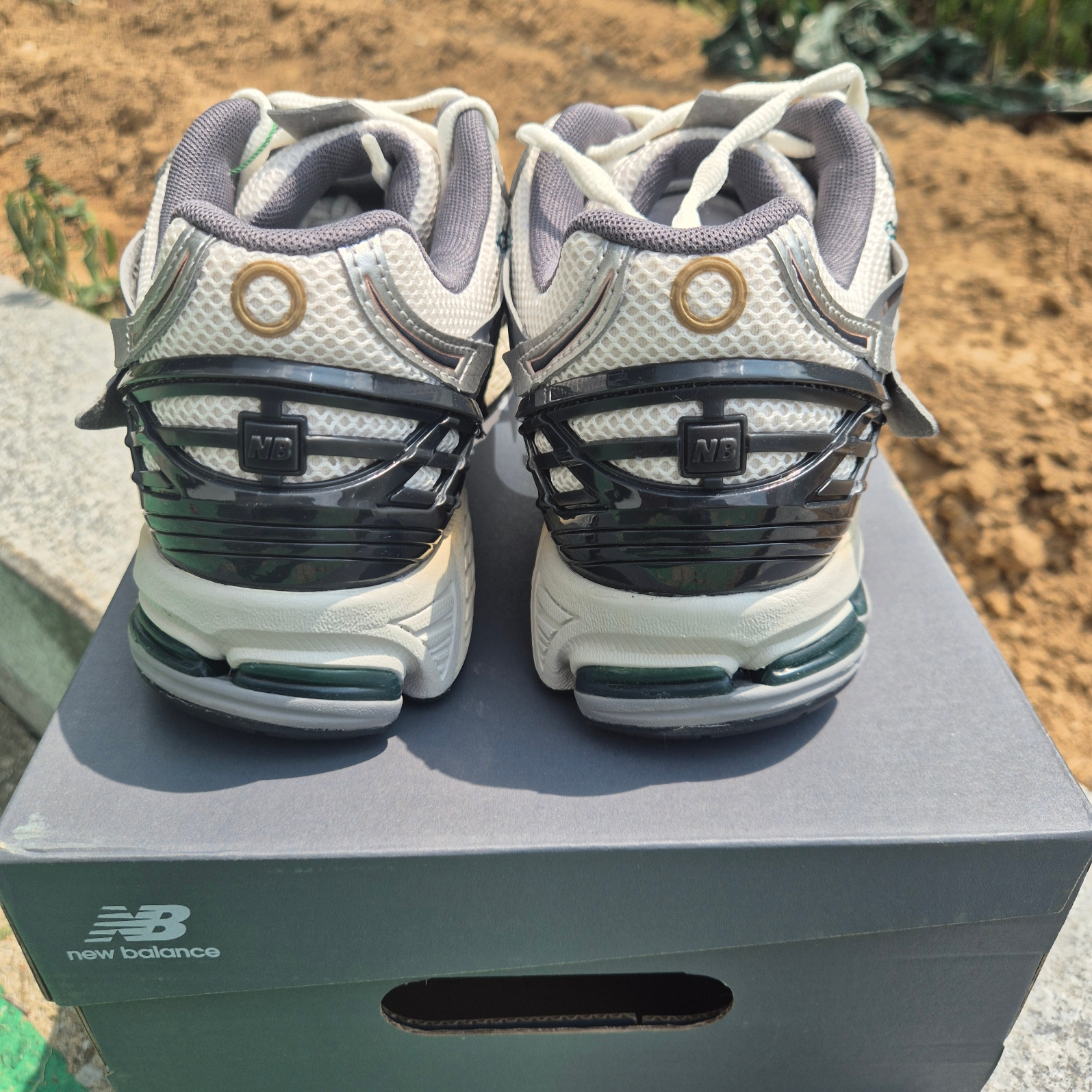 New Balance 1906A Silver Metallic Castlerock 착용 스타일 - 3