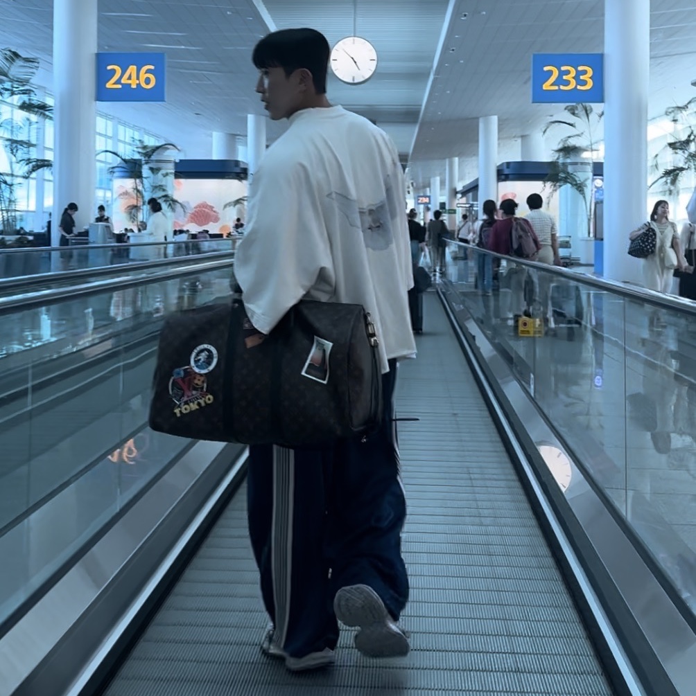 Yeezy Gap Engineered By Balenciaga Dove No Seam T-Shirt White, Louis Vuitton Keepall Bandouliere 55 Monogram Macassar 착용 스타일 - 2