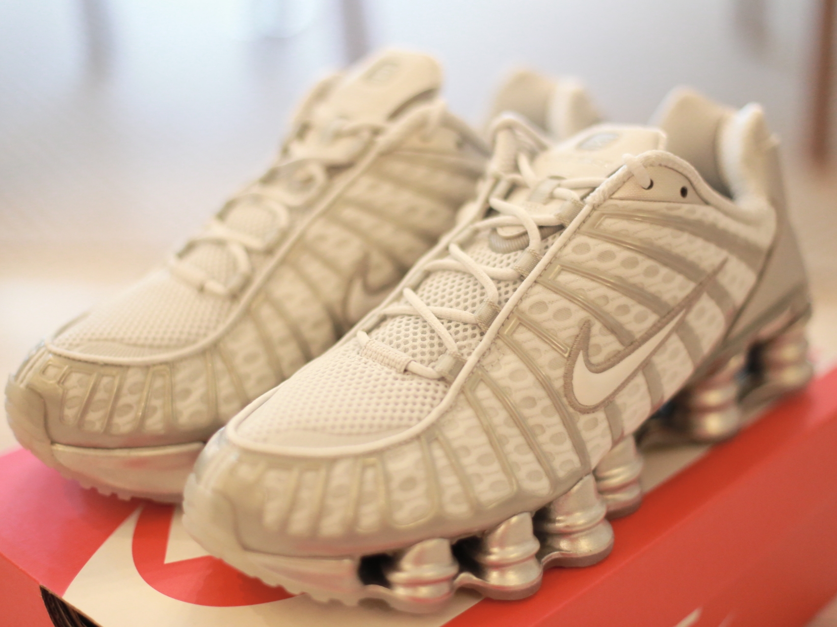 (W) Nike Shox TL Pure Platinum and Metallic Silver 착용 스타일 - 2