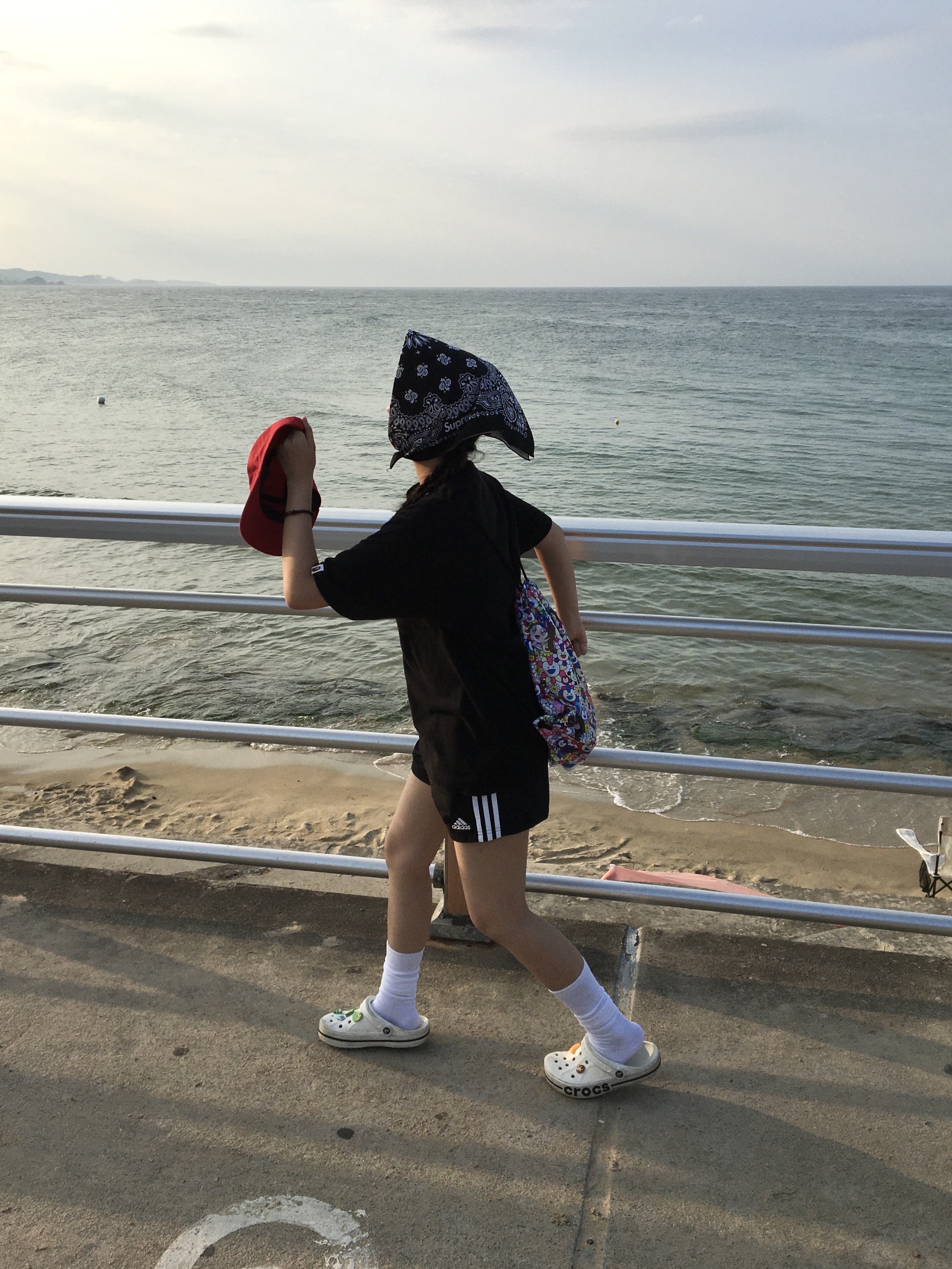 Supreme Hav-A-Hank Bandanas Multicolor (Set of 3) - 24SS, Supreme Washed Chino Twill Camp Cap Red - 24SS 착용 스타일 - 2