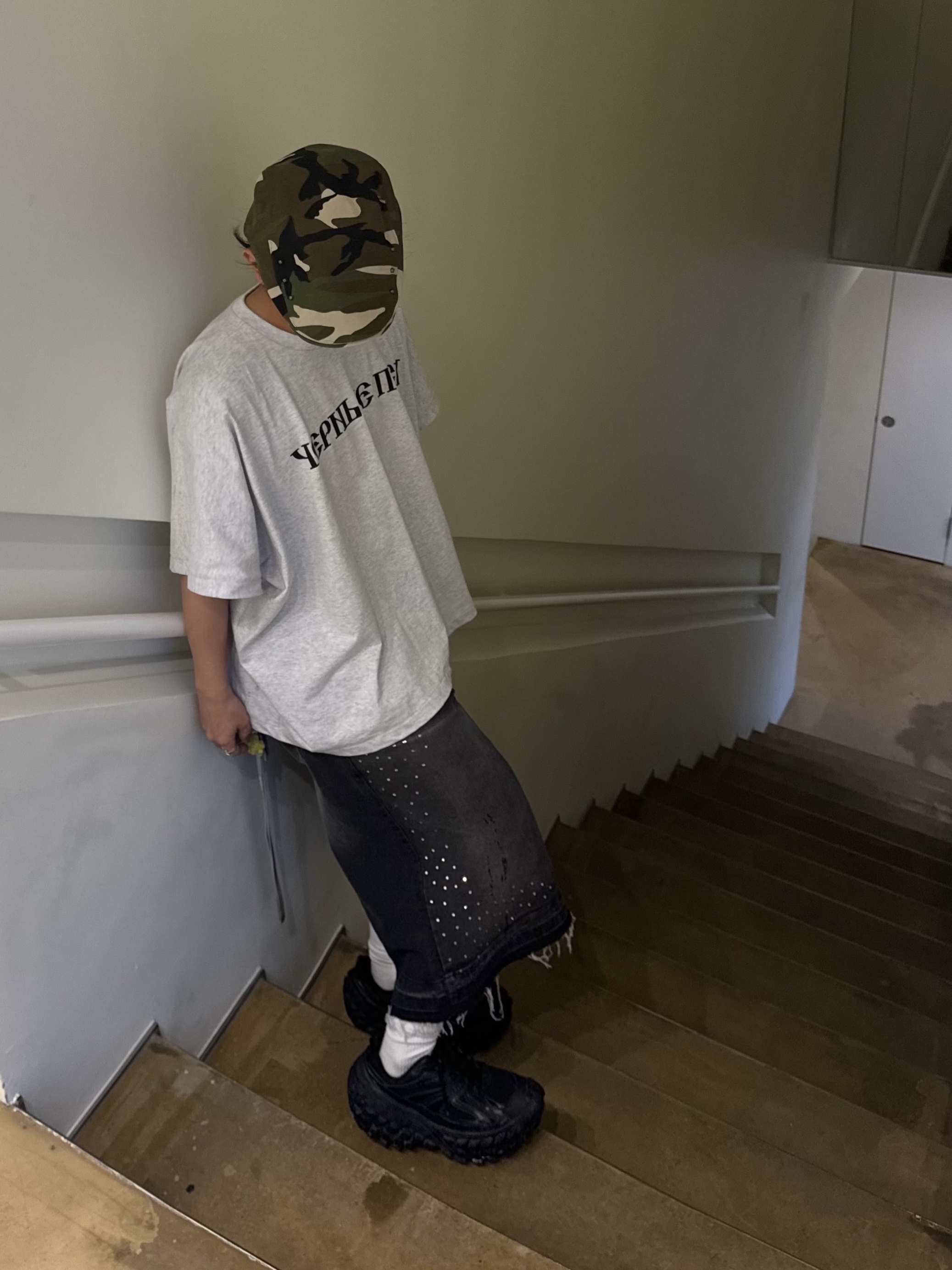 Balenciaga Defender Sneakers Black, Yeezy x Gosha Rubchinskiy YZY Black Dogs T-Shirt Heather Grey 착용 스타일 - 2