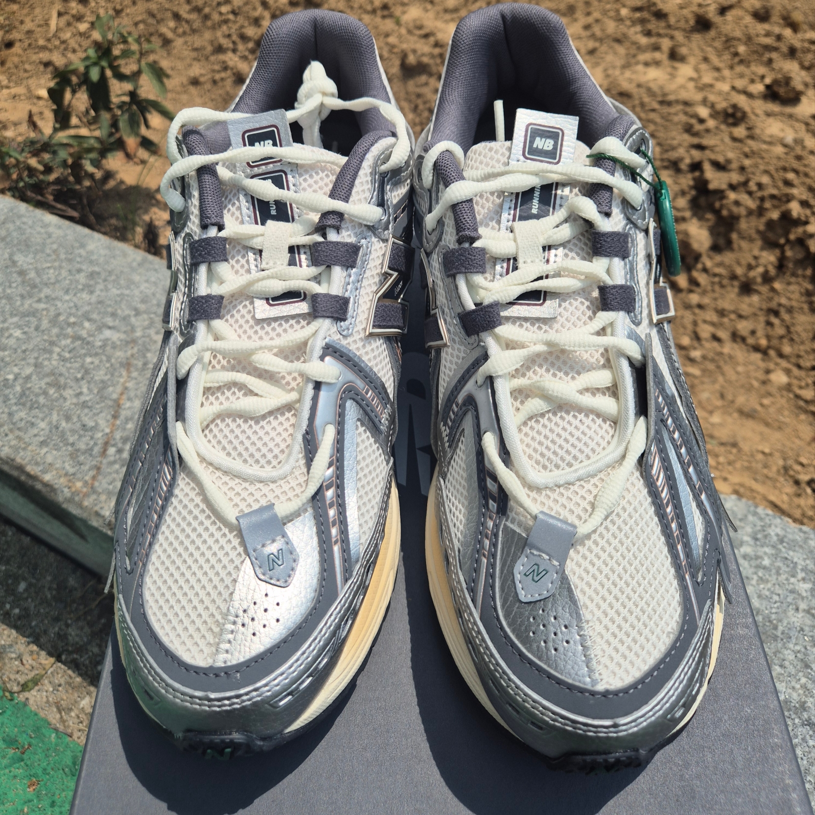 New Balance 1906A Silver Metallic Castlerock 착용 스타일 - 5