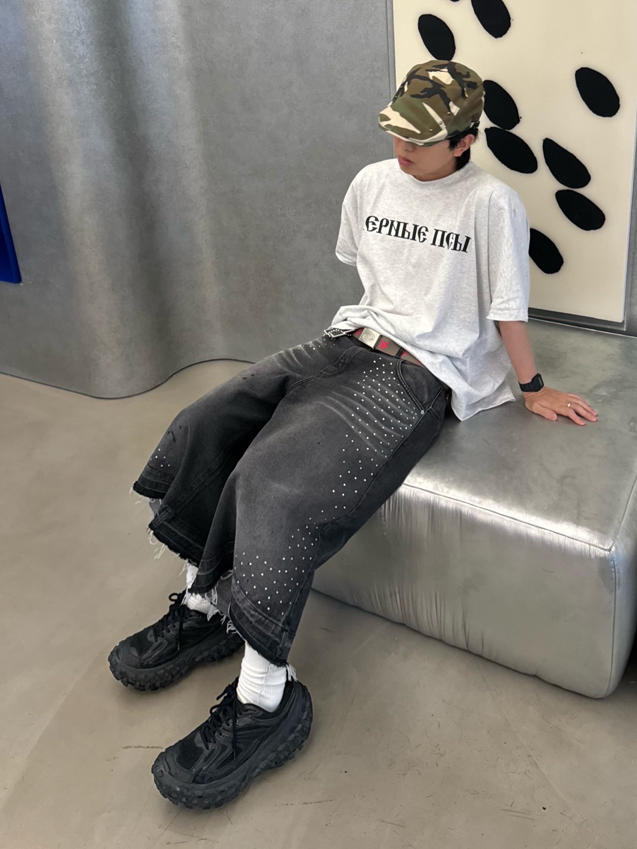 Balenciaga Defender Sneakers Black, Yeezy x Gosha Rubchinskiy YZY Black Dogs T-Shirt Heather Grey 착용 스타일 - 1