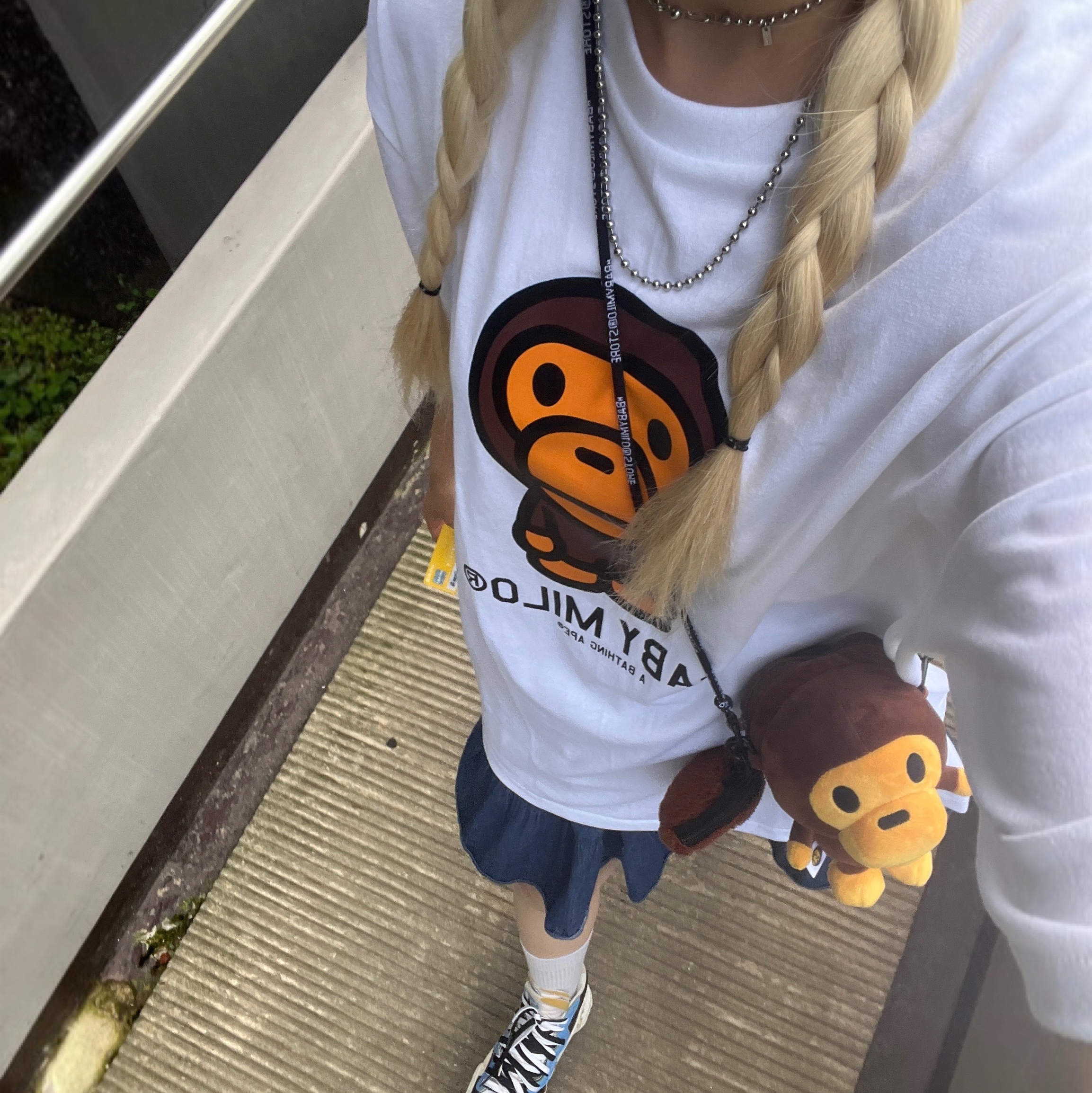 Nike x Sacai Blazer Mid White Black Legend Blue, BAPE Baby Milo T-Shirt White 착용 스타일 - 1