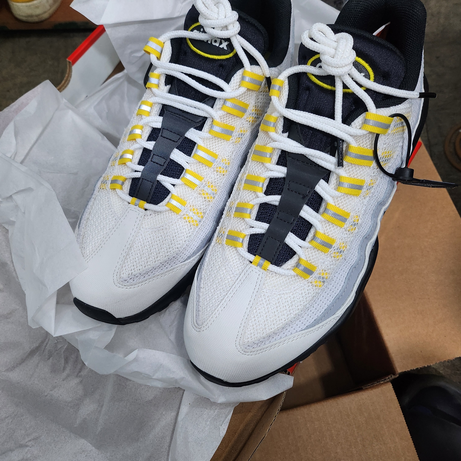 Nike Air Max 95 Essential White Tour Yellow 착용 스타일