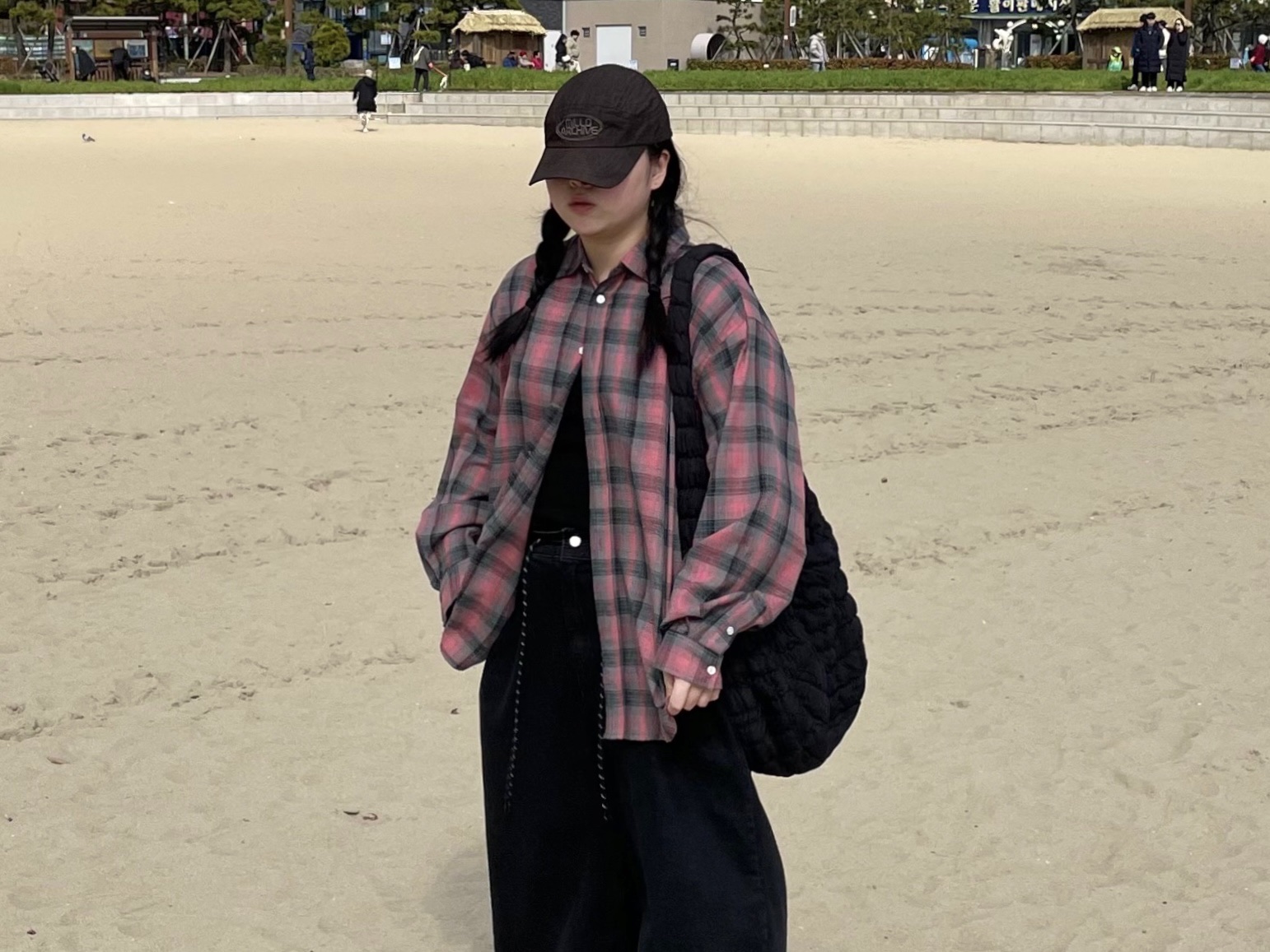 (W) Matin Kim Logo Coating Jumper Black, COS Quilted Oversized Shoulder Bag Black 착용 스타일 - 2