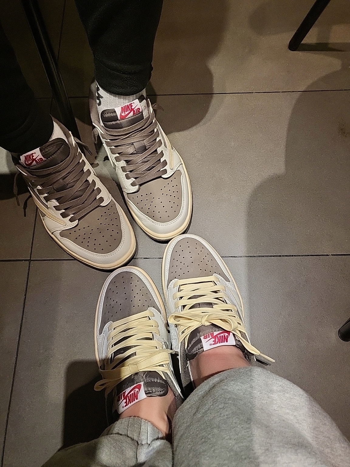 Jordan 1 x Travis Scott Retro Low OG SP Sail and Ridgerock 착용 스타일 - 1