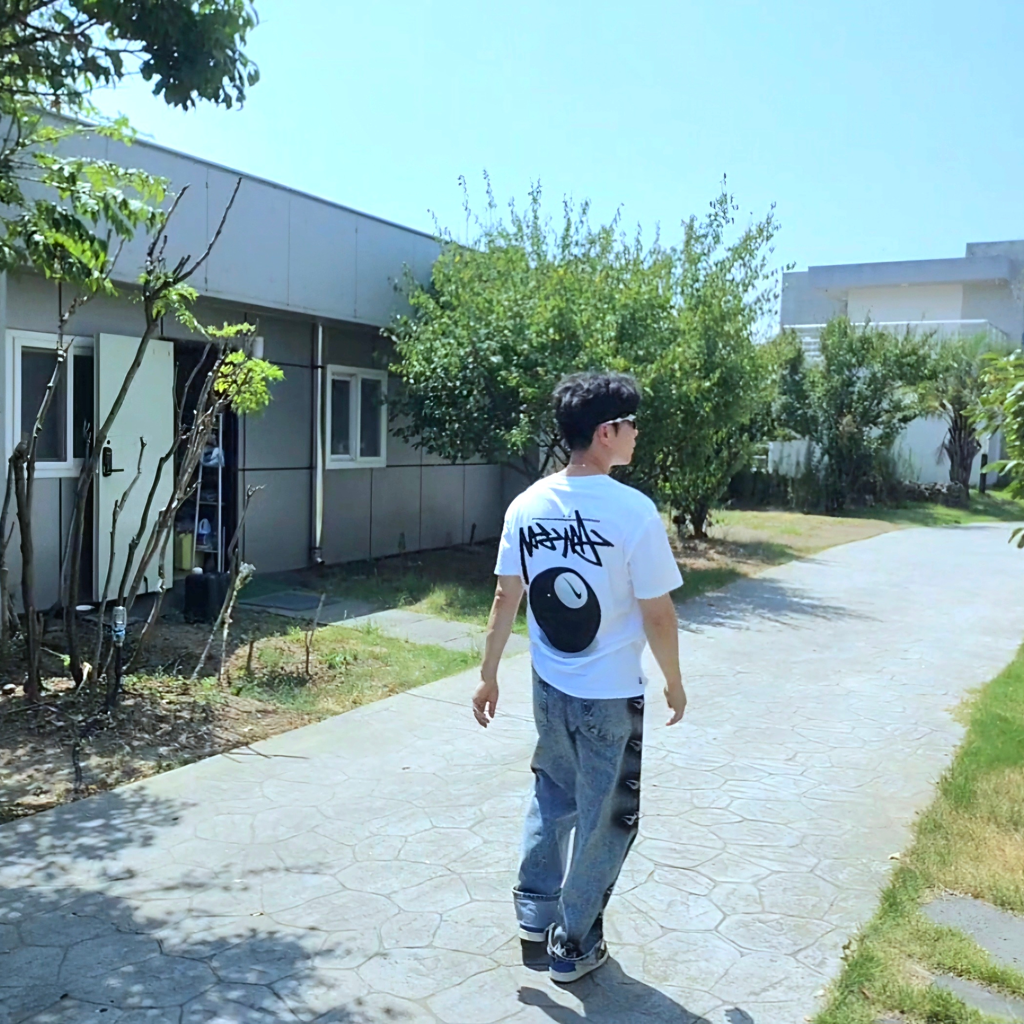 Nike x Stussy NRG FL SS 8 Ball T-Shirt White (DO9322-100), Gentle Monster Paso 01 Black 착용 스타일 - 3