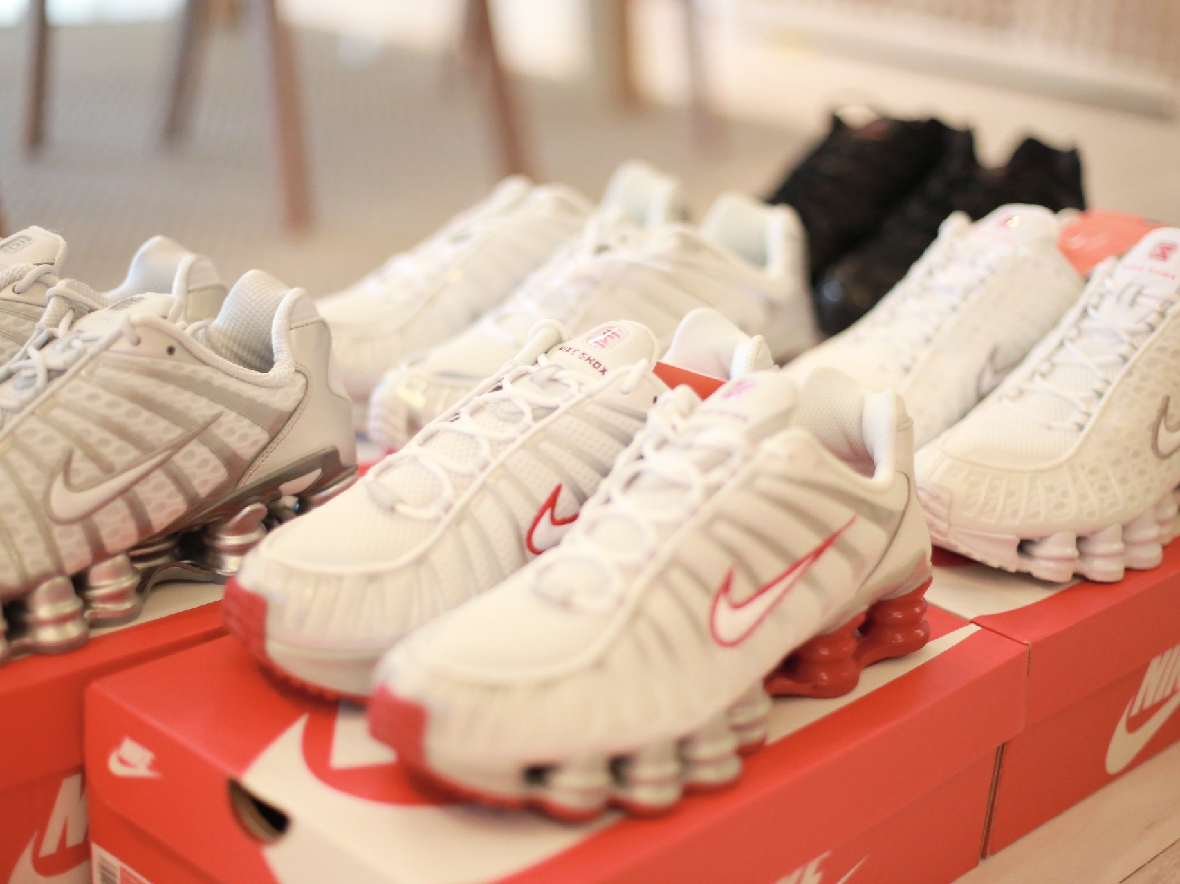 (W) Nike Shox TL Platinum Tint, (W) Nike Shox TL Black and Max Orange 착용 스타일