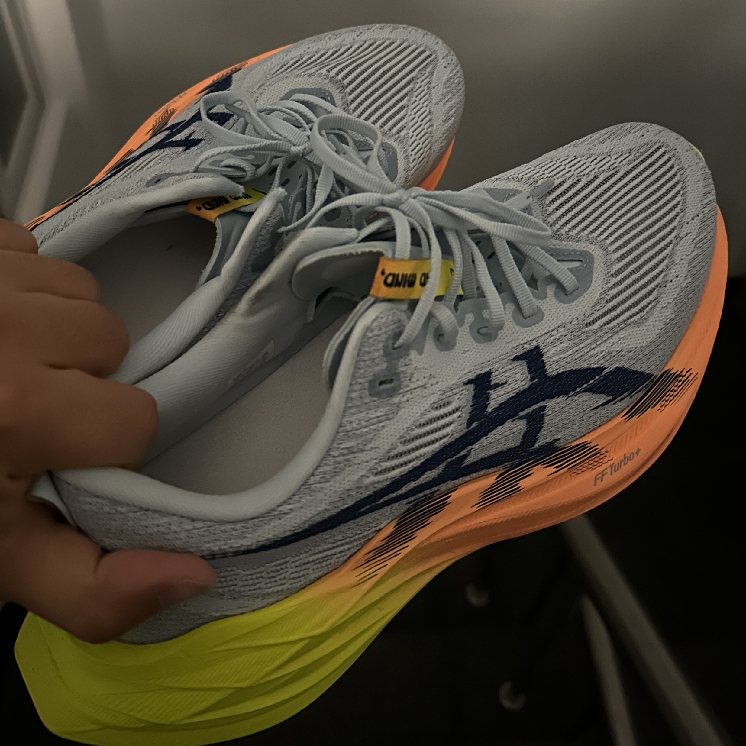 Asics Superblast 2 Paris Cool Grey Safety Yellow 착용 스타일