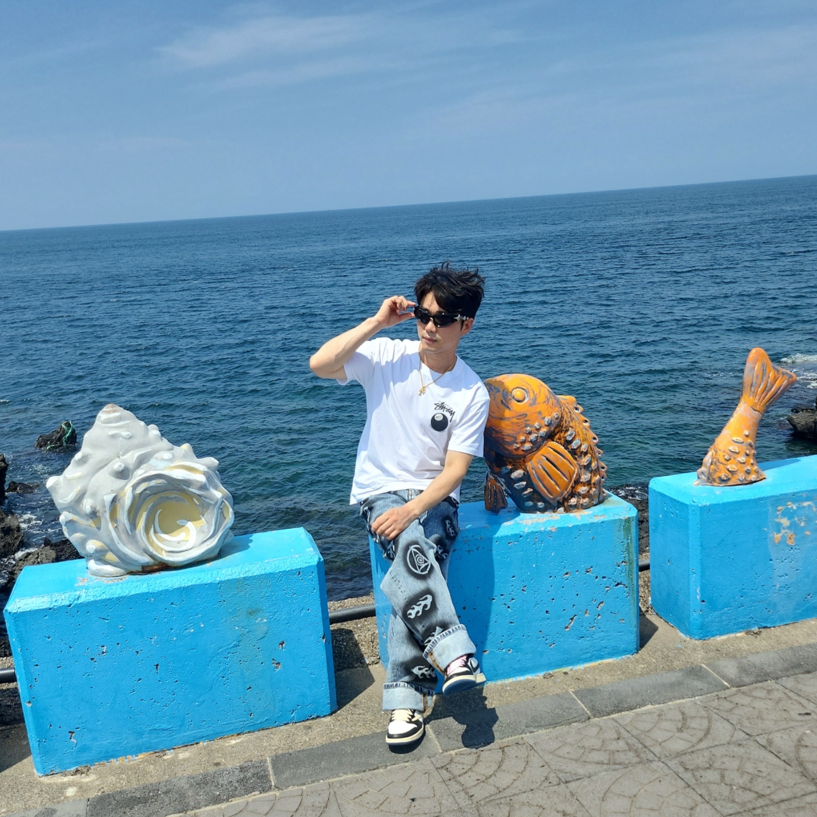 Nike x Stussy NRG FL SS 8 Ball T-Shirt White (DO9322-100), Gentle Monster Paso 01 Black 착용 스타일 - 2