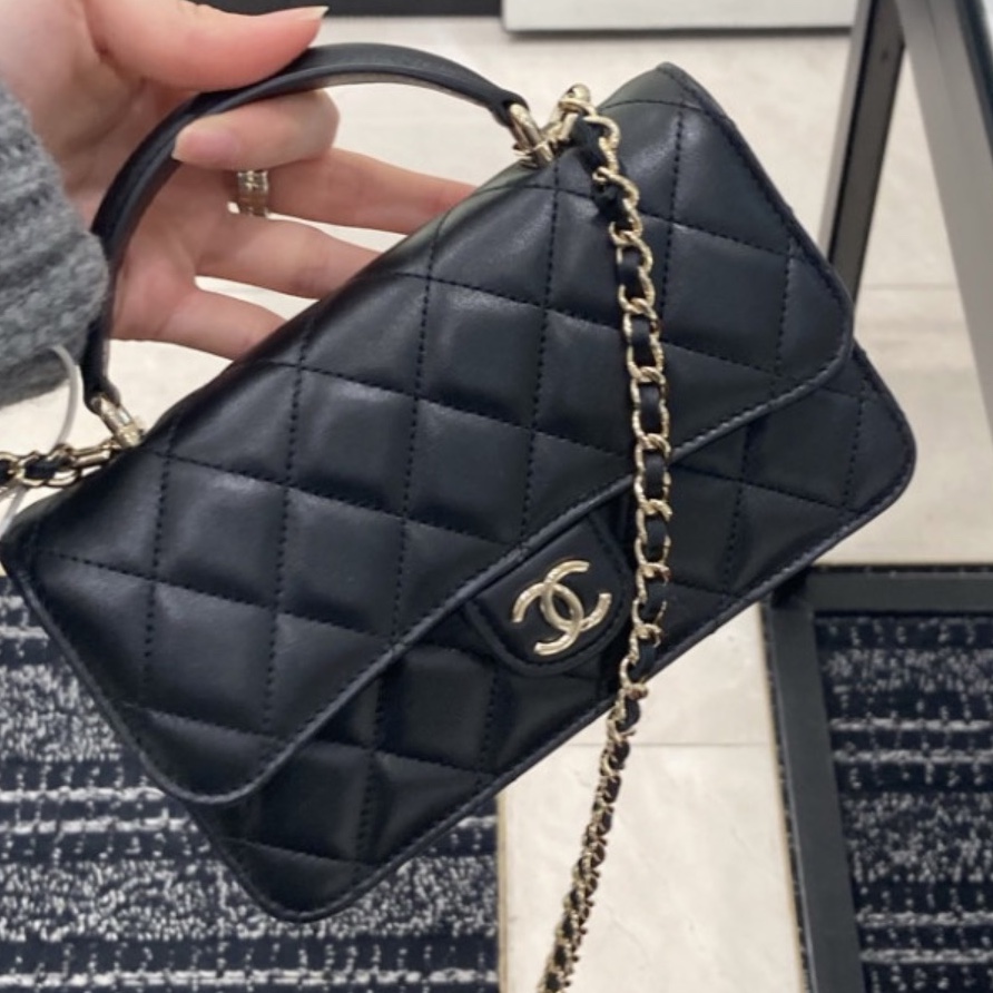 Chanel Flap Phone Holder with Chain Lambskin & Gold Black 착용 스타일 - 3