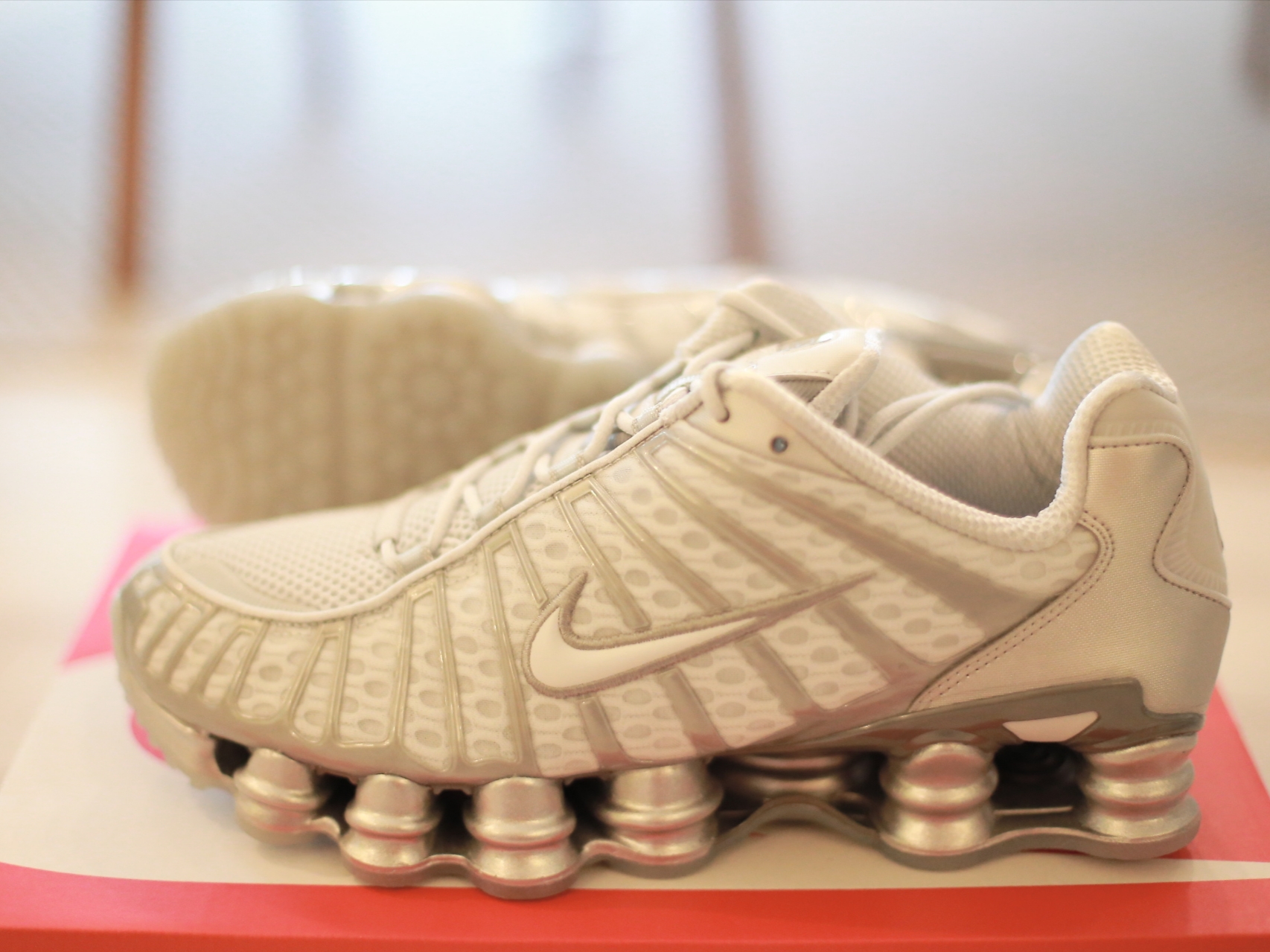 (W) Nike Shox TL Pure Platinum and Metallic Silver 착용 스타일 - 4