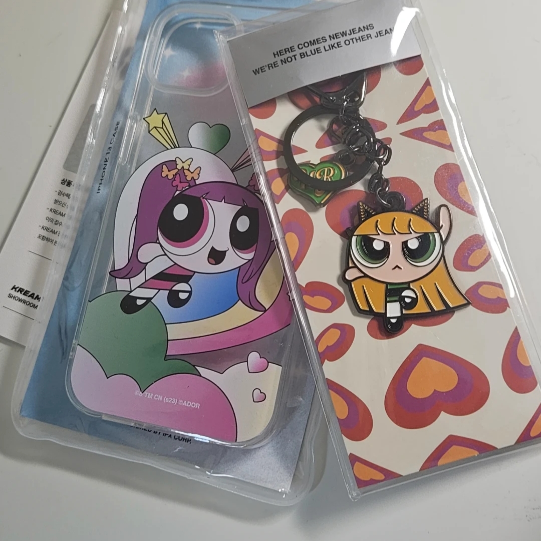 NewJeans x The Powerpuff Girls Metal Keyring Haerin, NewJeans x The Powerpuff Girls iPhone 13 Case Hanni 착용 스타일