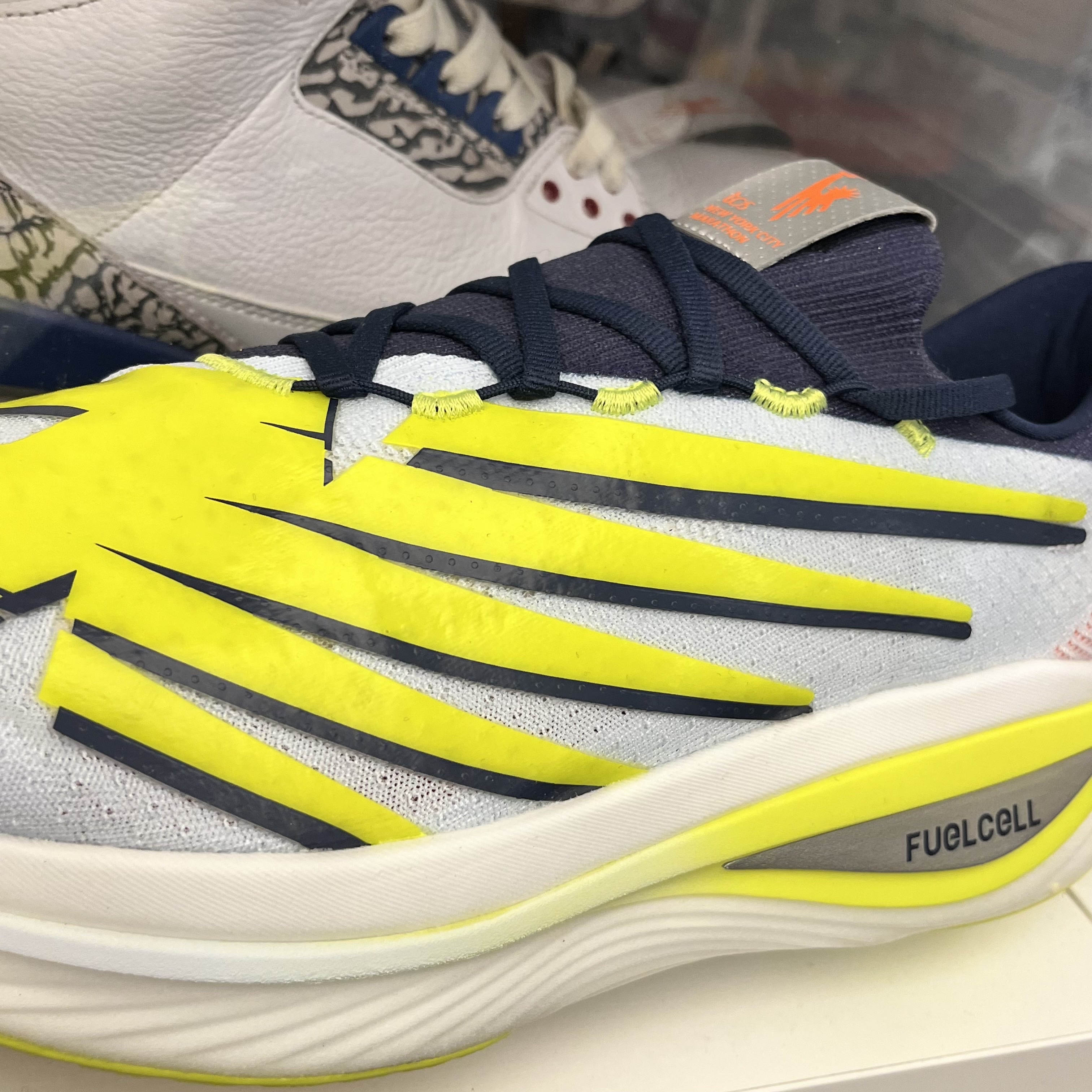 New Balance Fuelcell SC Elite v3 TCS NYC Marathon Thirty Watt Navy - 2E Wide 착용 스타일 - 2
