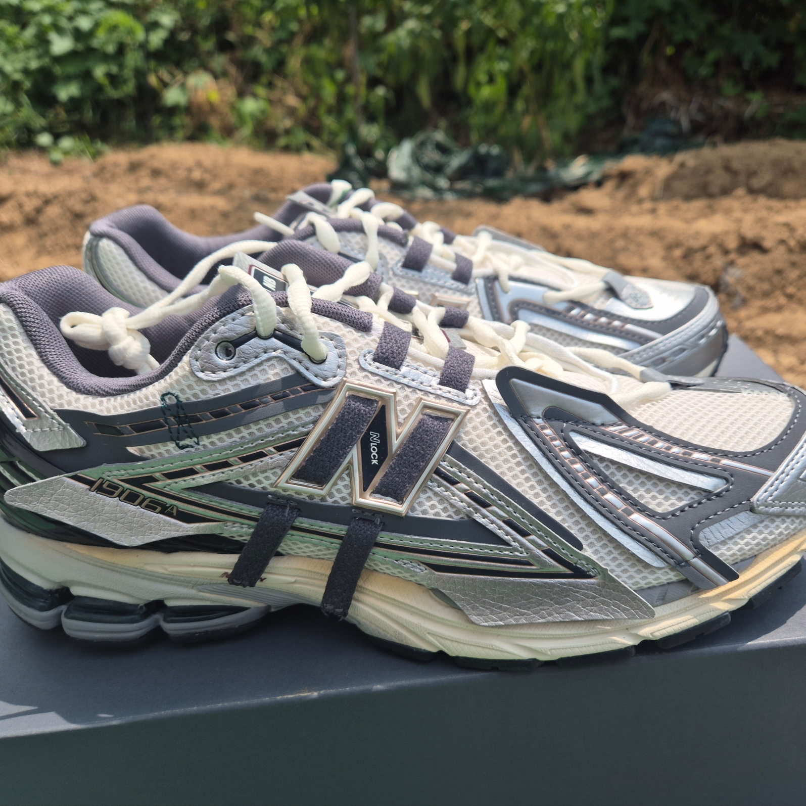 New Balance 1906A Silver Metallic Castlerock 착용 스타일 - 2