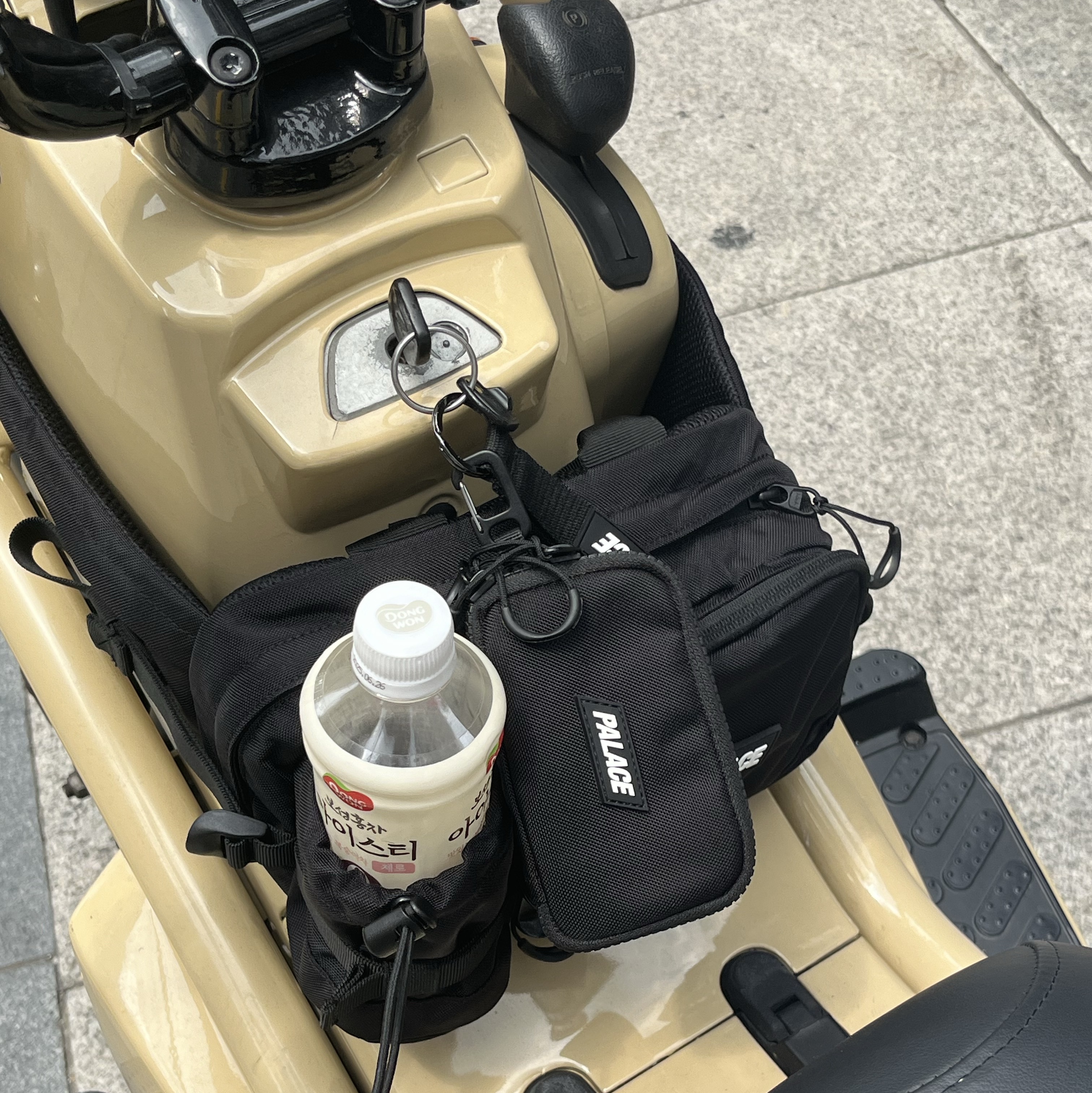 Palace Cordura RS Coin Wallet Black Graphite - 24FW, Palace Cordura RS Bottle Bun Bag Pack Black Graphite - 24FW 착용 스타일