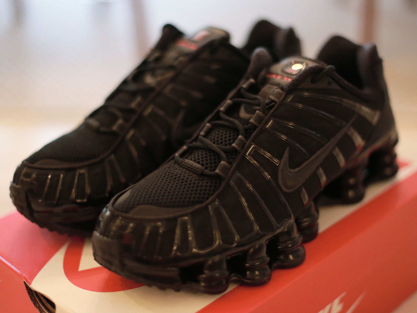 (W) Nike Shox TL Black and Max Orange 착용 스타일 - 2