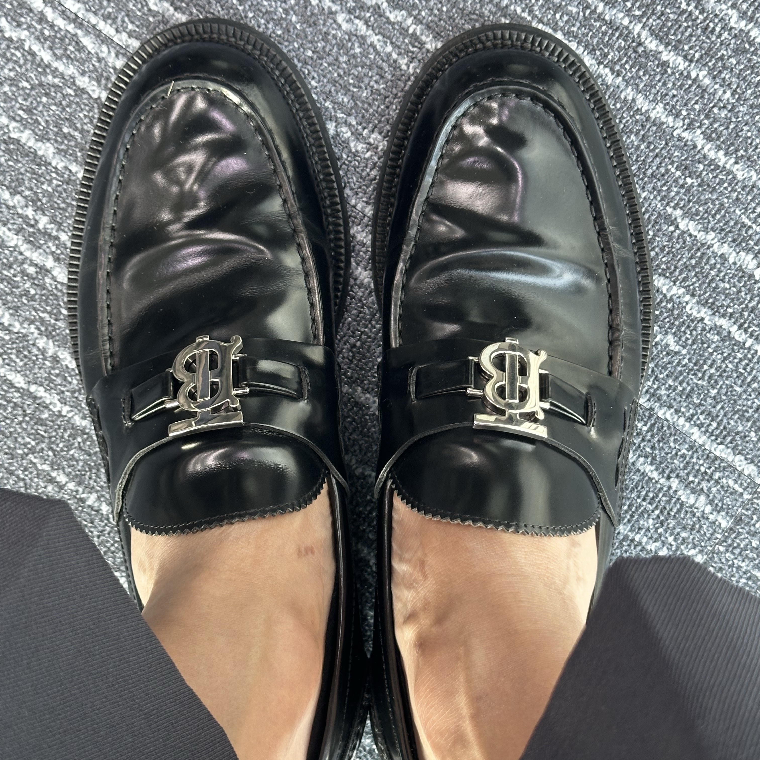 Burberry Monogram Motif Leather Loafers Black 착용 스타일 - 1