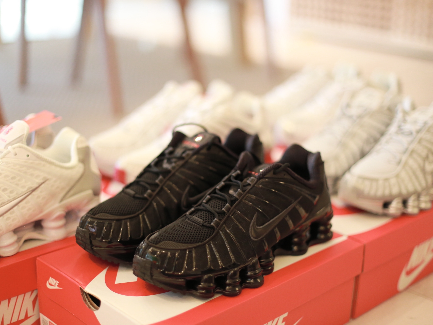 (W) Nike Shox TL Black and Max Orange, (W) Nike Shox TL Platinum Tint 착용 스타일