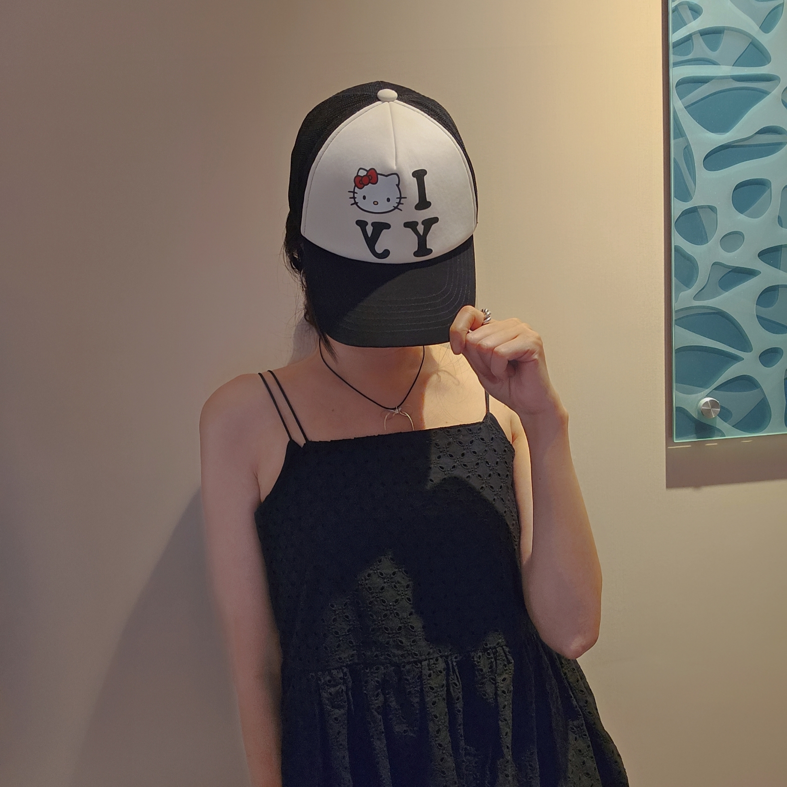 Open Yy x Hello Kitty Trucker Cap Black 착용 스타일 - 2
