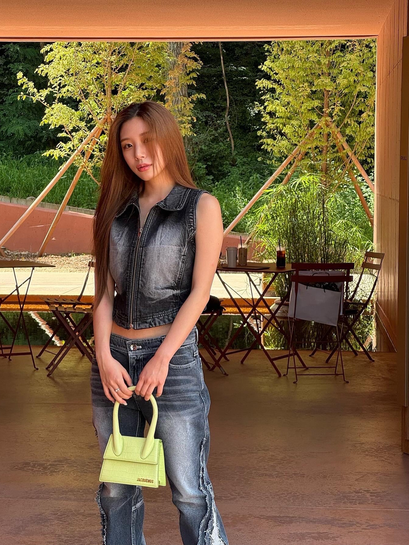 Jacquemus Le Grand Chiquito Large Signature Handbag Light Green 착용 스타일 - 1