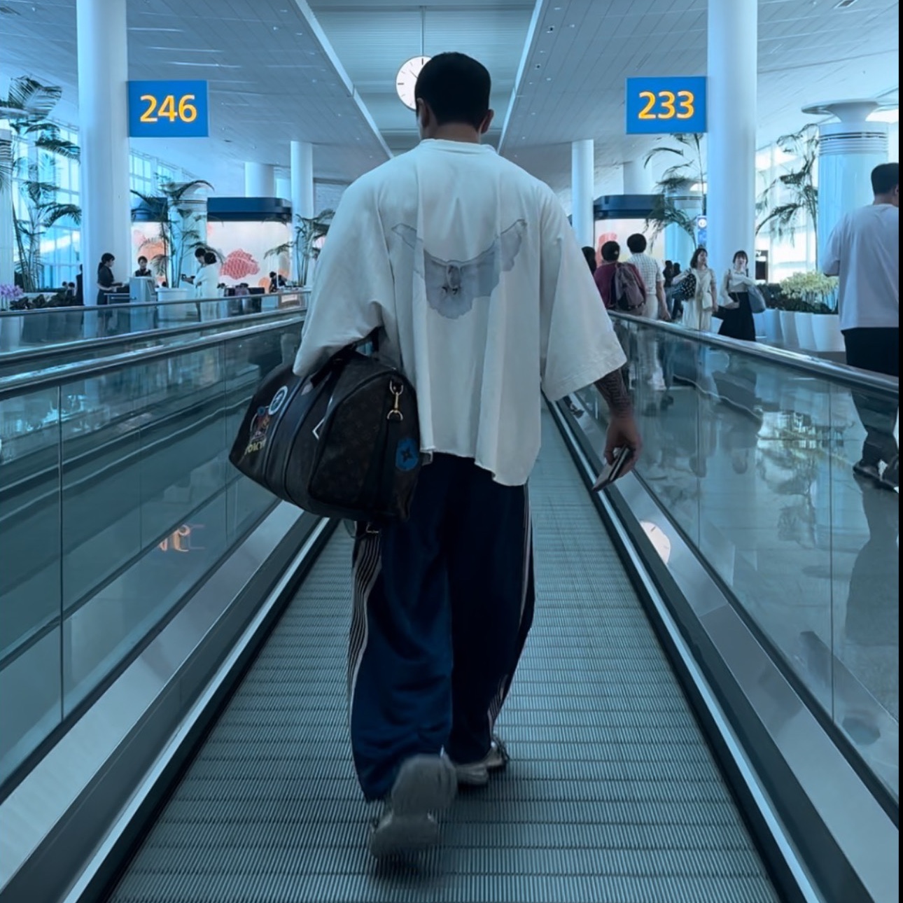 Yeezy Gap Engineered By Balenciaga Dove No Seam T-Shirt White, Louis Vuitton Keepall Bandouliere 55 Monogram Macassar 착용 스타일 - 1