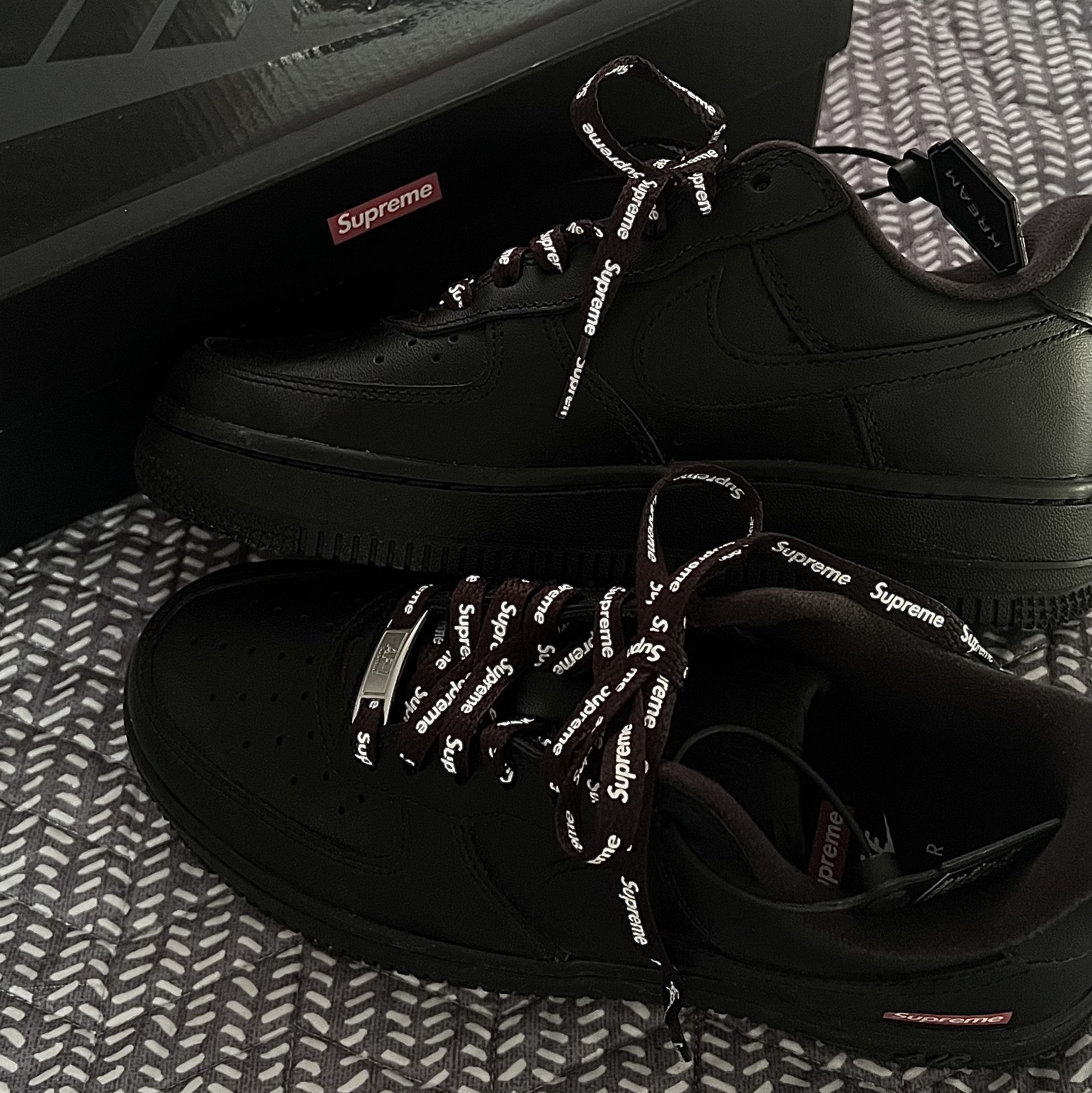 Nike x Supreme Air Force 1 Low Black 착용 스타일