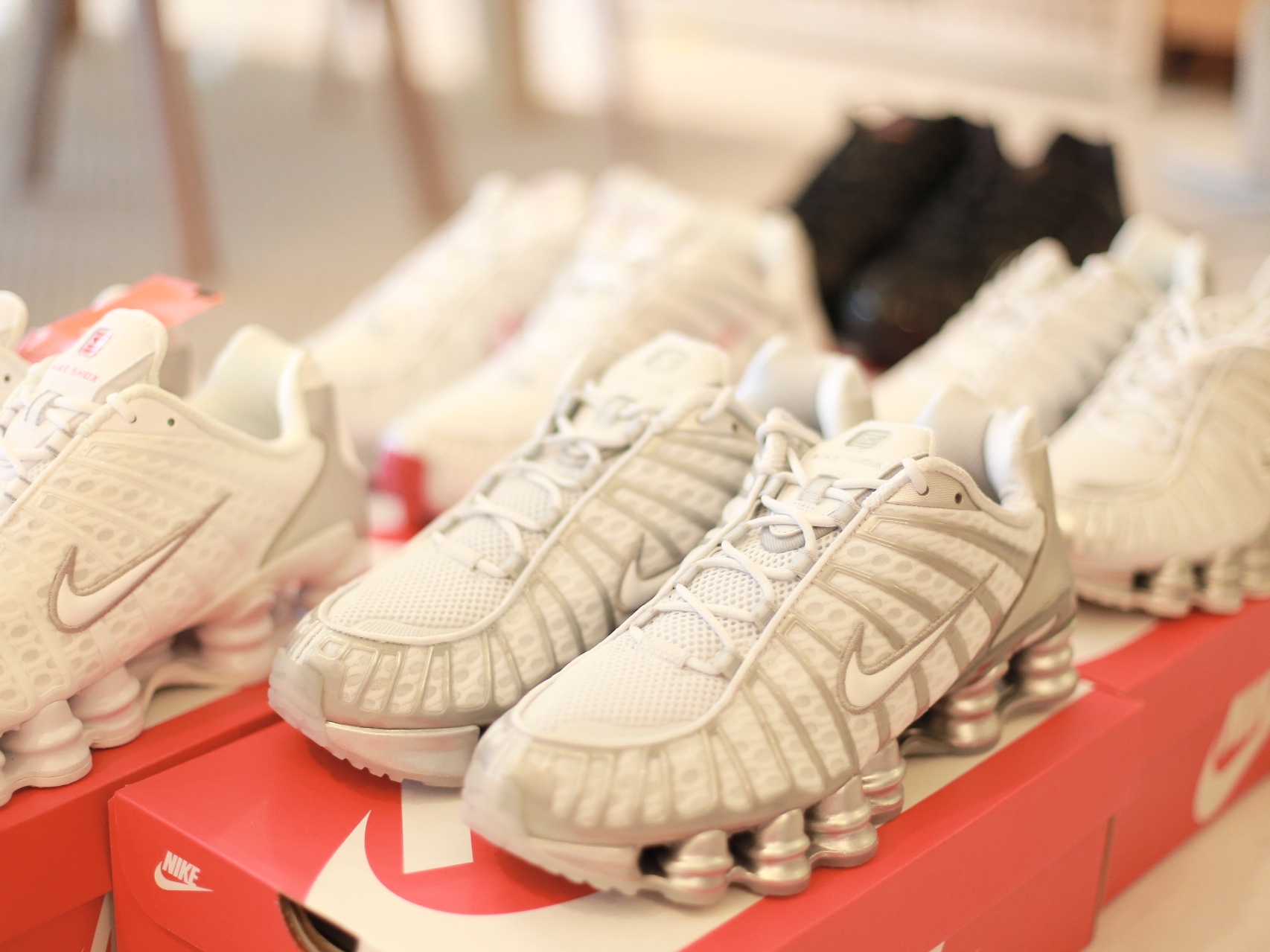 (W) Nike Shox TL Pure Platinum and Metallic Silver, (W) Nike Shox TL Black and Max Orange 착용 스타일