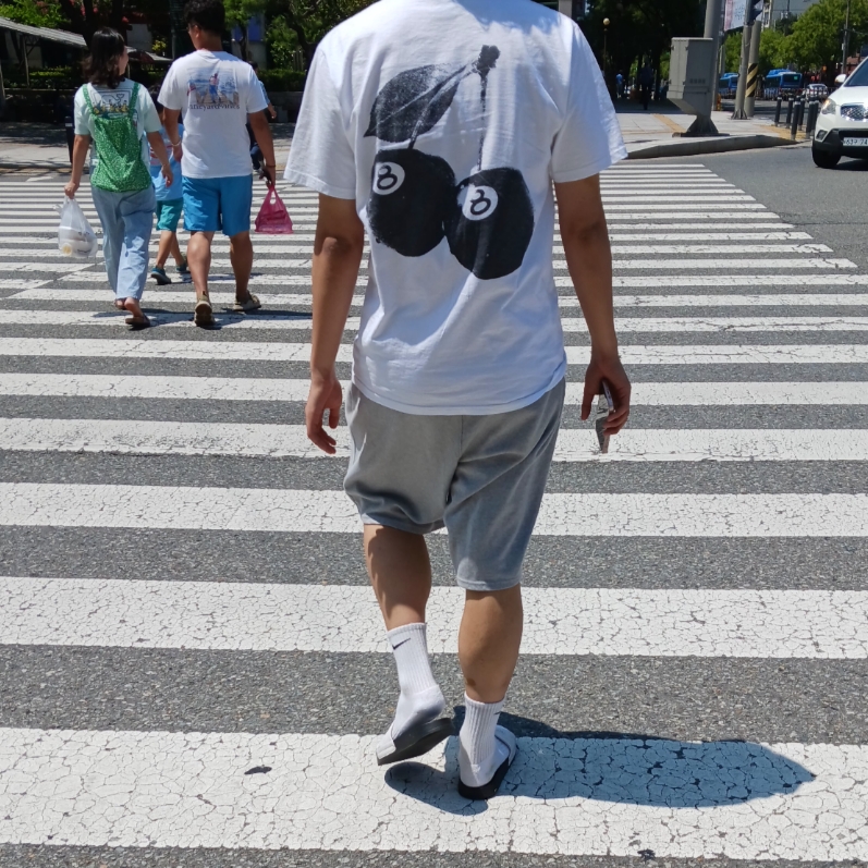 Stussy Cherries T-Shirt White, Nike Everyday Lightweight Training Crew Socks White (3 Pack/Korean Ver.) 착용 스타일 - 1