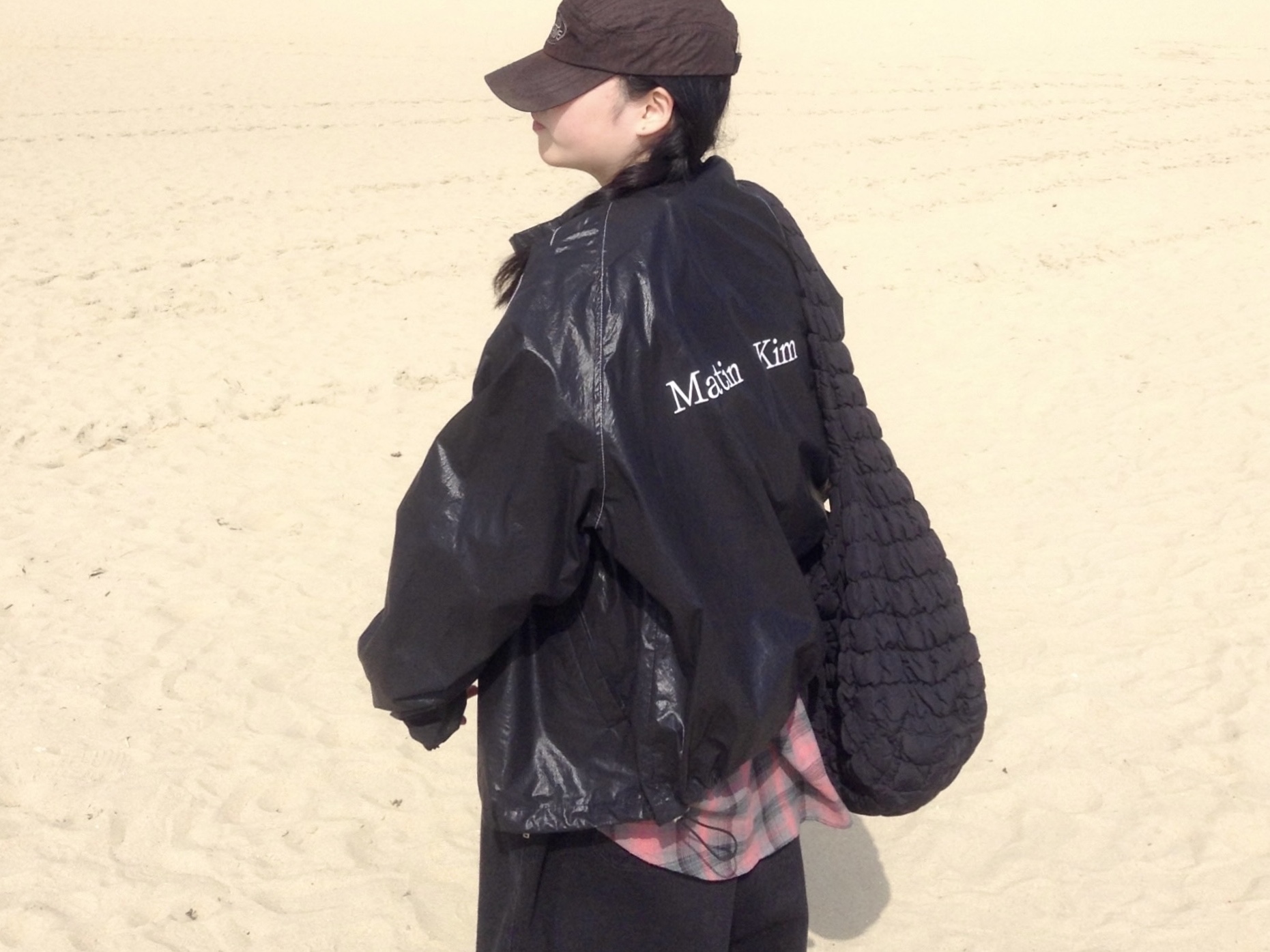 (W) Matin Kim Logo Coating Jumper Black, COS Quilted Oversized Shoulder Bag Black 착용 스타일 - 1