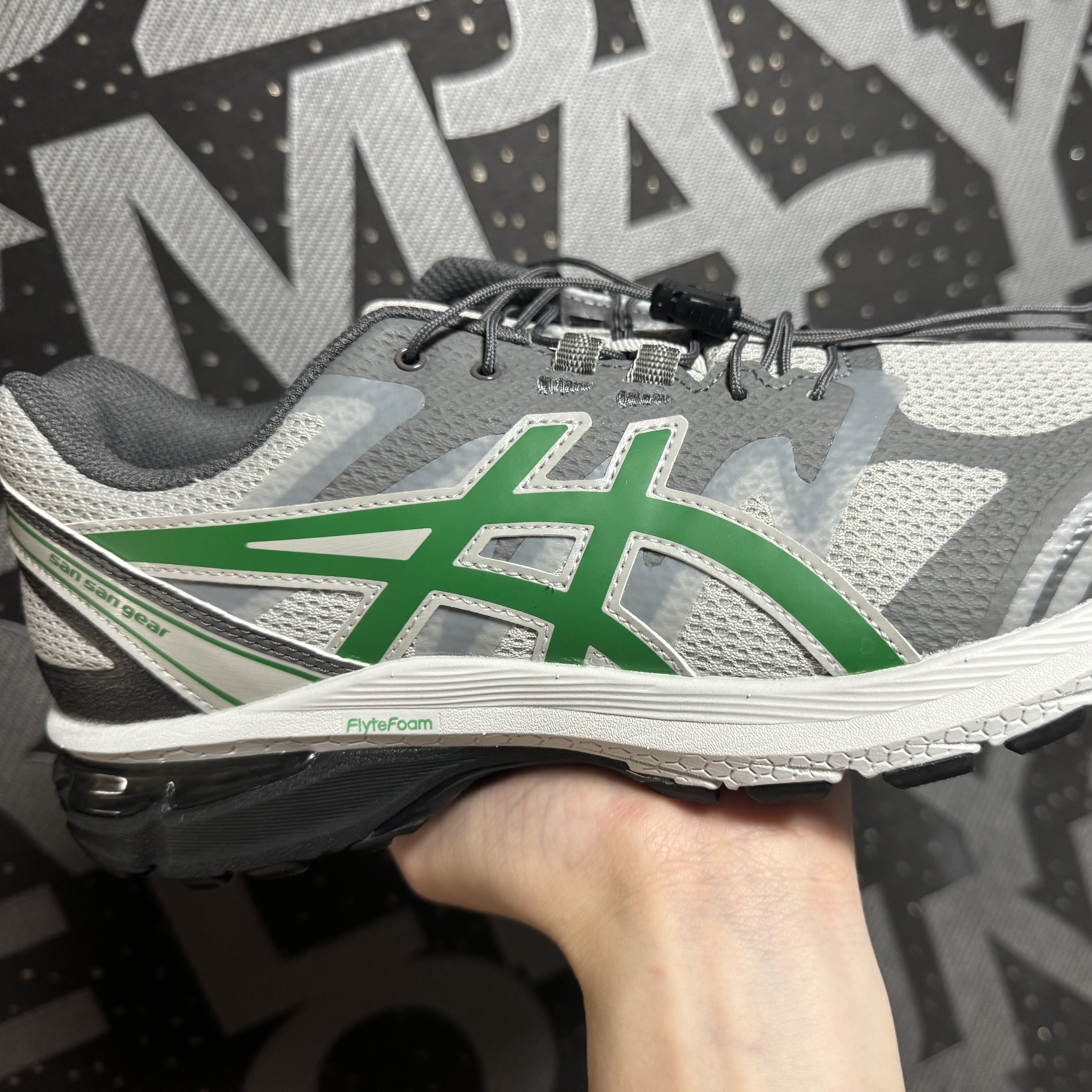 Asics x Sansan Gear Gel-Terrain Bronze Green Tarmac, Asics x Sansan Gear Gel-Terrain Grey Violet Jolly Green 착용 스타일 - 5