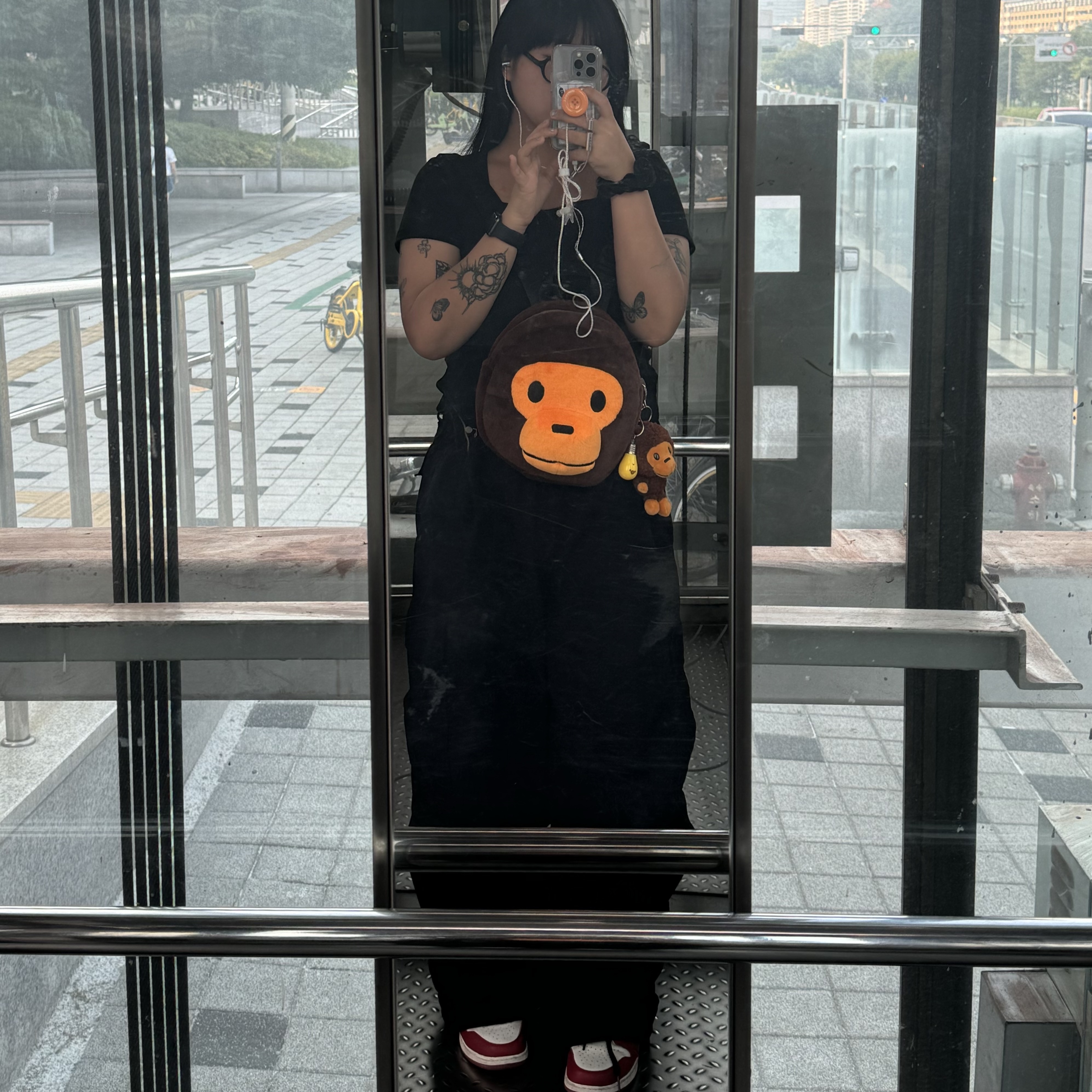 BAPE Baby Milo Plush Backpack Brown, BAPE Baby Milo Plush Doll Key Chain 12cm Brown 착용 스타일